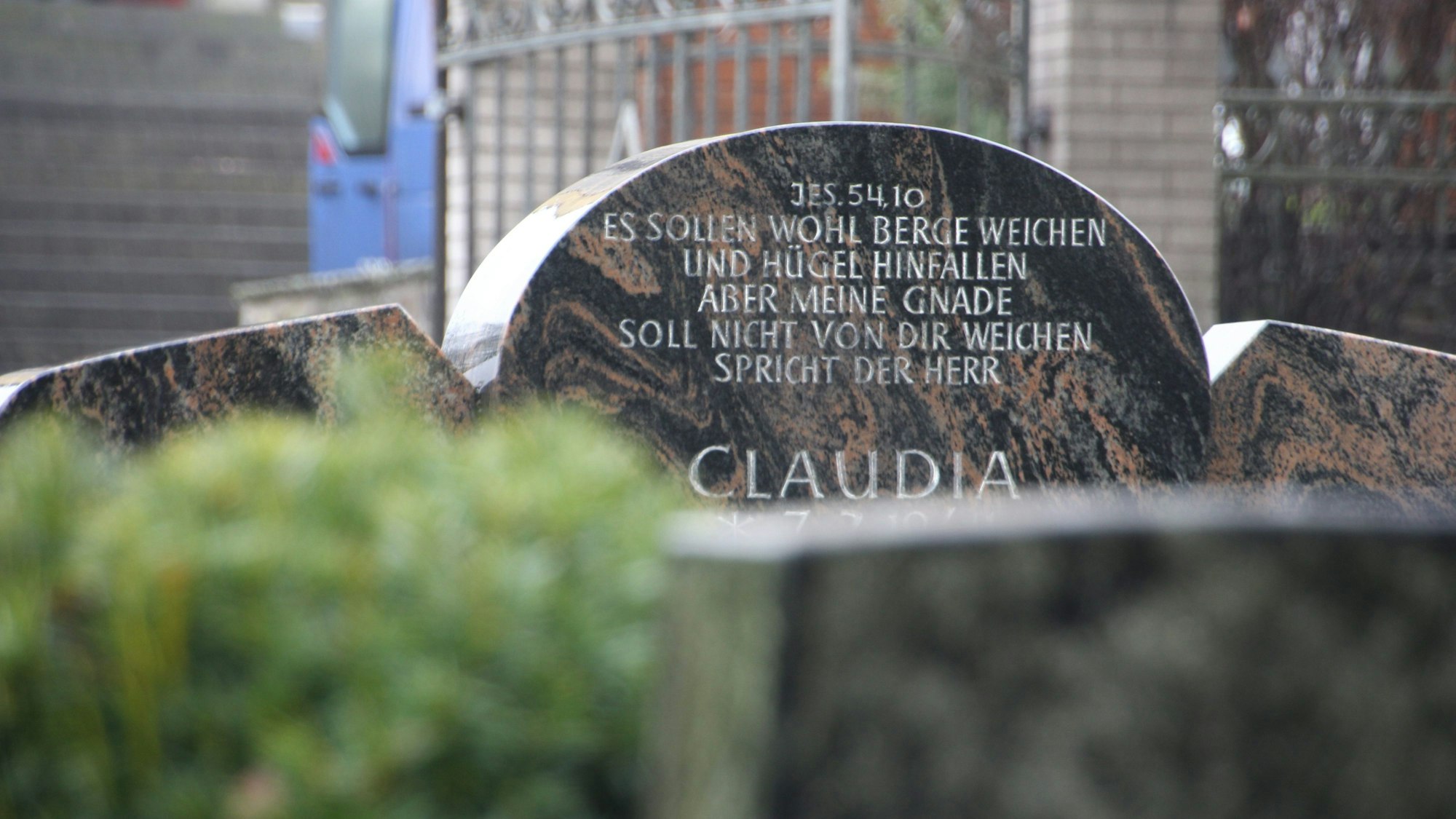 Ein Grabstein auf einem Friedhof.