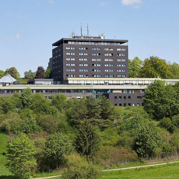 Das Archivbild zeigt den Gebäudekomplex der ehemaligen Eifelhöhen-Klinik in Nettersheim-Marmagen bei sommerlichem Wetter.