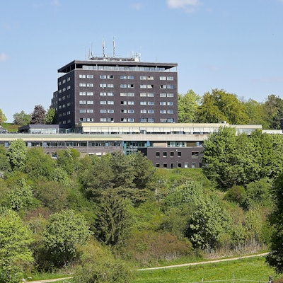 Das Archivbild zeigt den Gebäudekomplex der ehemaligen Eifelhöhen-Klinik in Nettersheim-Marmagen bei sommerlichem Wetter.