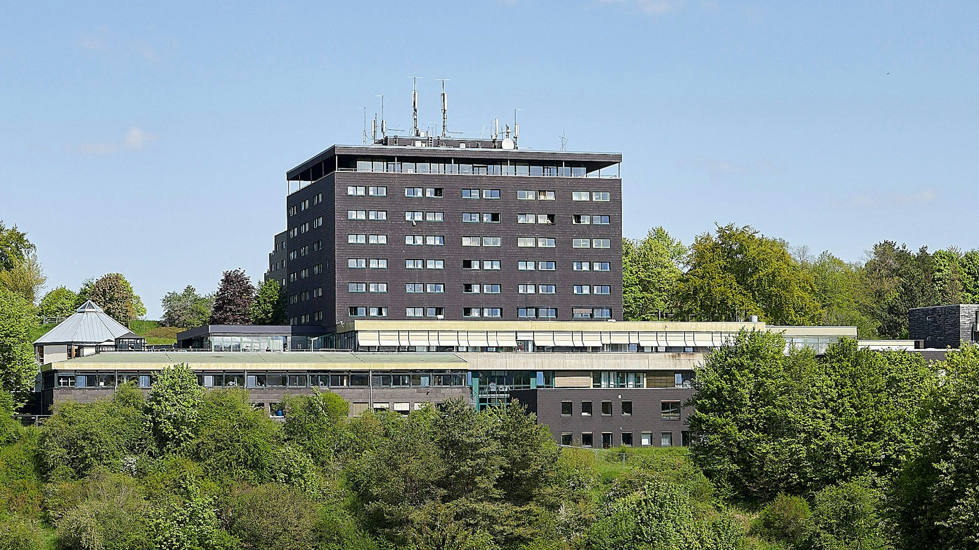 Das Archivbild zeigt den Gebäudekomplex der ehemaligen Eifelhöhen-Klinik in Nettersheim-Marmagen bei sommerlichem Wetter.