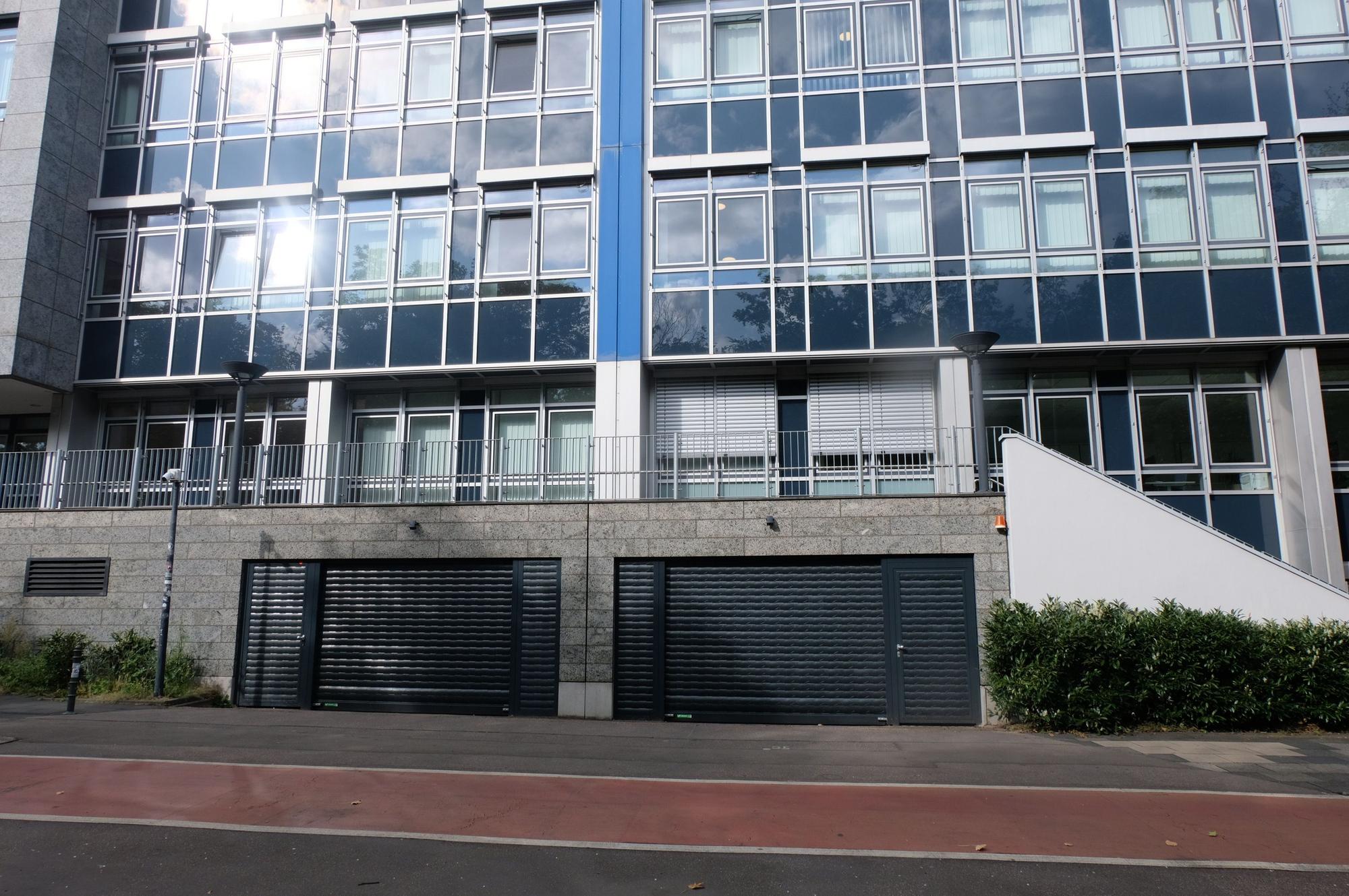 Die Einfahrt zur Tiefgarage des Gymnasiums Müngersdorf an der Aachener Straße.