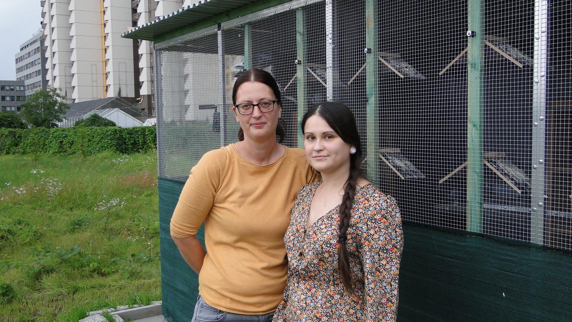 Giulana Tadiotti (links) und Anika Meisel haben den Verein Stadttauben Chorweiler e.V. gegründet.