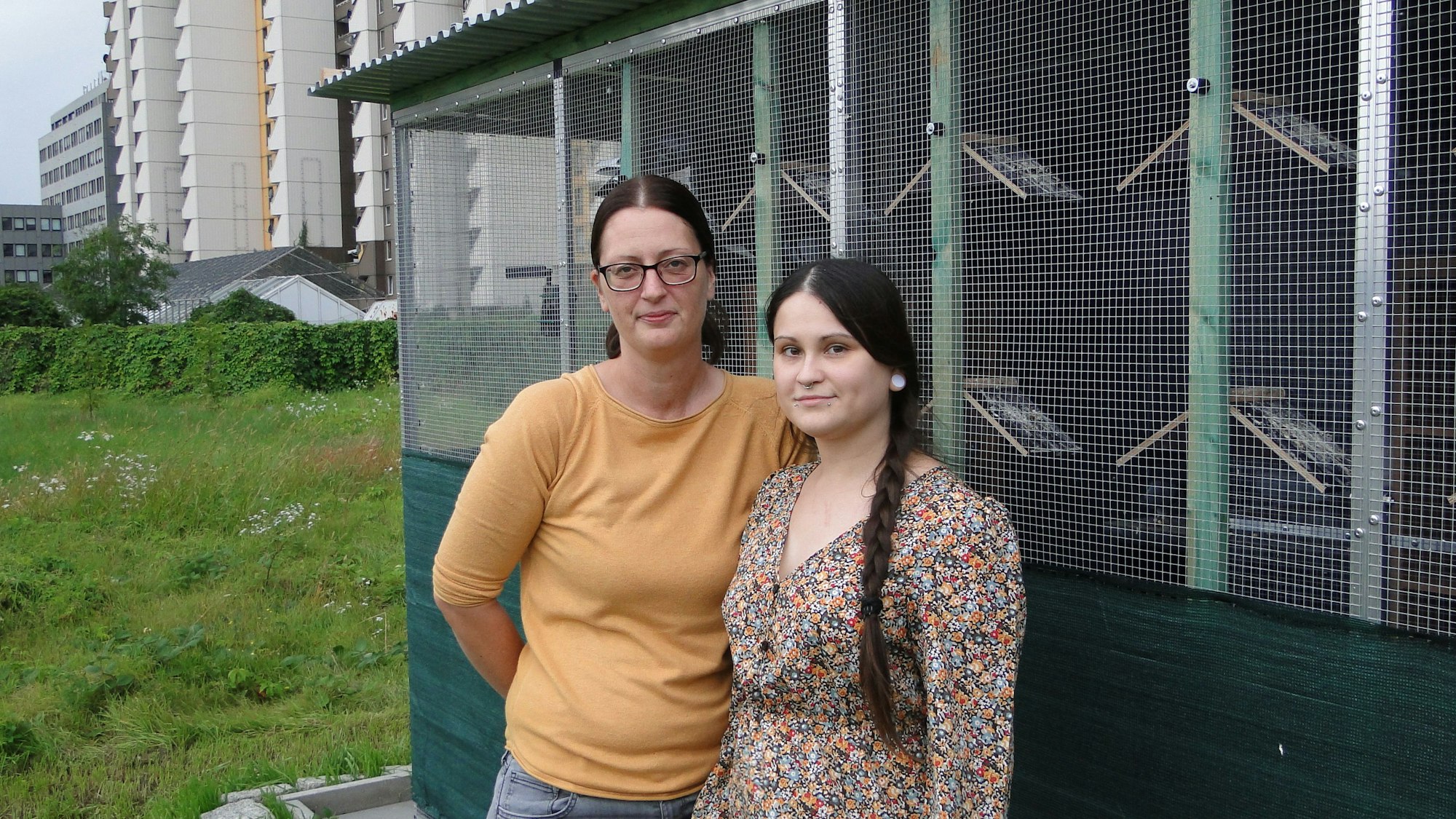 Giulana Tadiotti (links) und Anika Meisel haben den Verein Stadttauben Chorweiler e.V. gegründet.