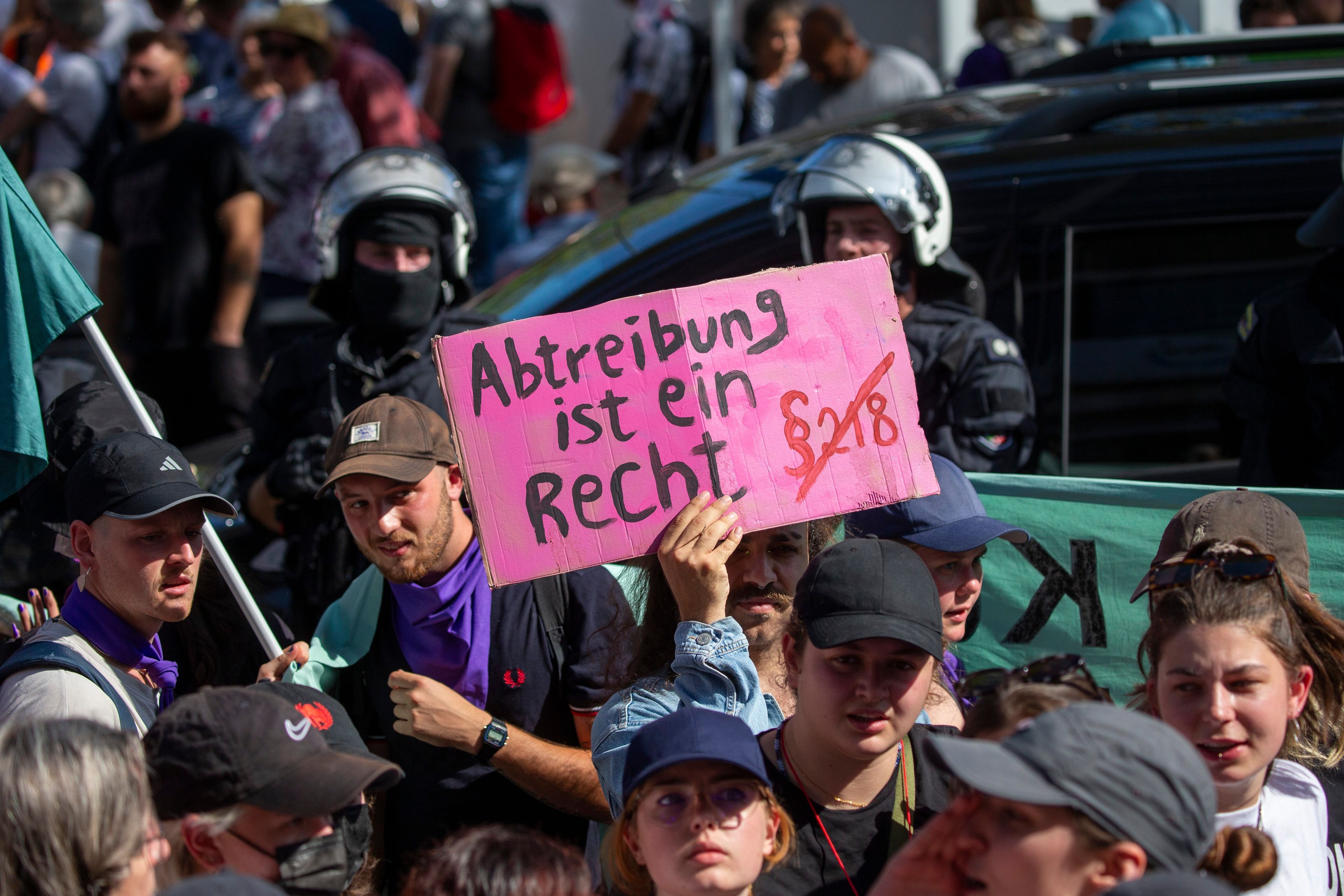 Eine Demonstrantin hält ein Schild mit der Aufschrift «Abtreibung ist ein Recht» in die Höhe.