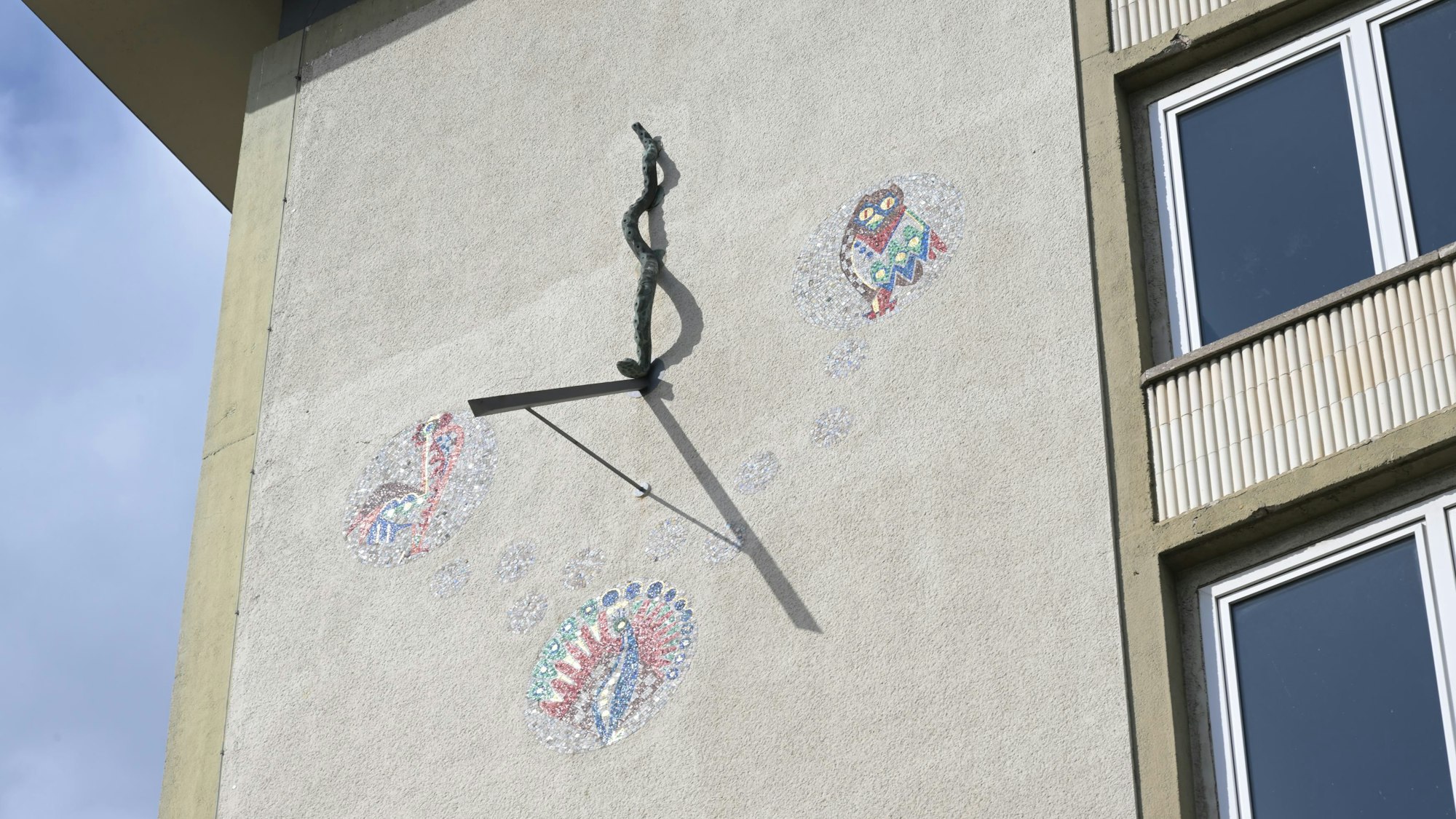 Sonnenuhr an der Fassade des Bergisch Gladbacher Stadthauses An der Gohrsmühle.