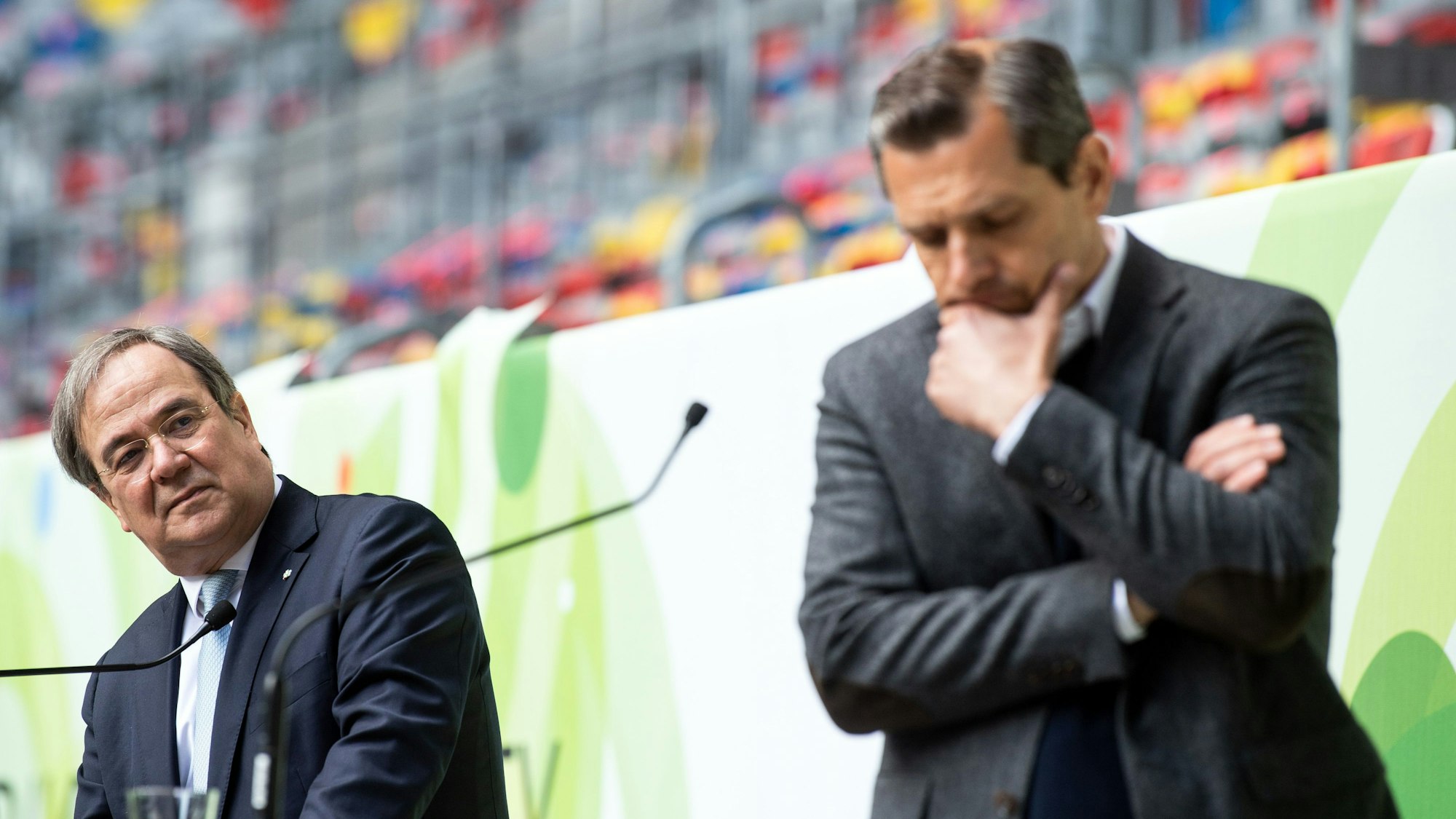 Armin Laschet (l, CDU), Ex-Ministerpräsident von Nordrhein-Westfalen, und Initiator Michael Mronz bei einer Pressekonferenz in der Merkur Spiel-Arena.
