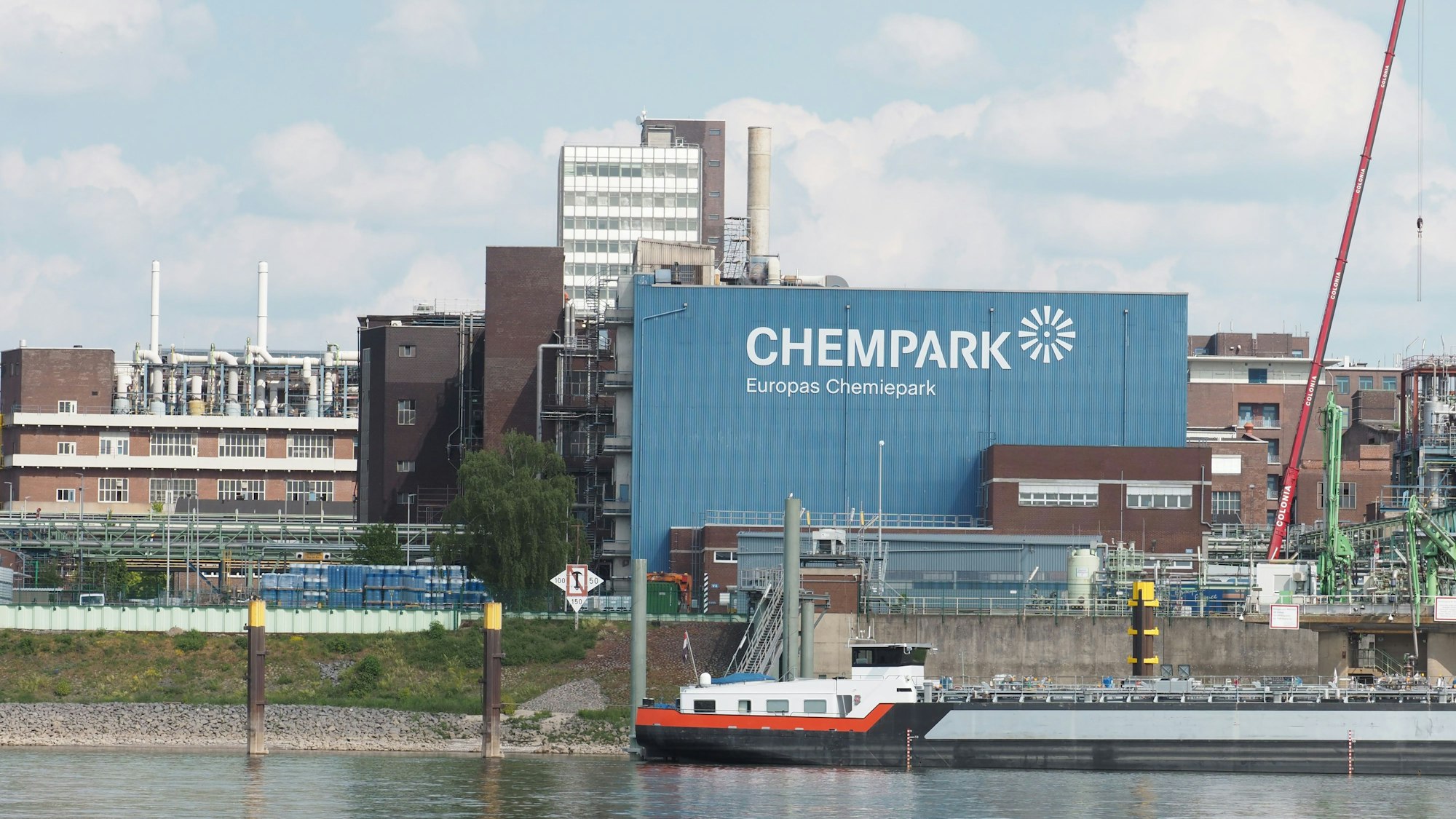 09.05.2022, Leverkusen. Chempark von Merkenich aus gesehen. Foto: Max Grönert