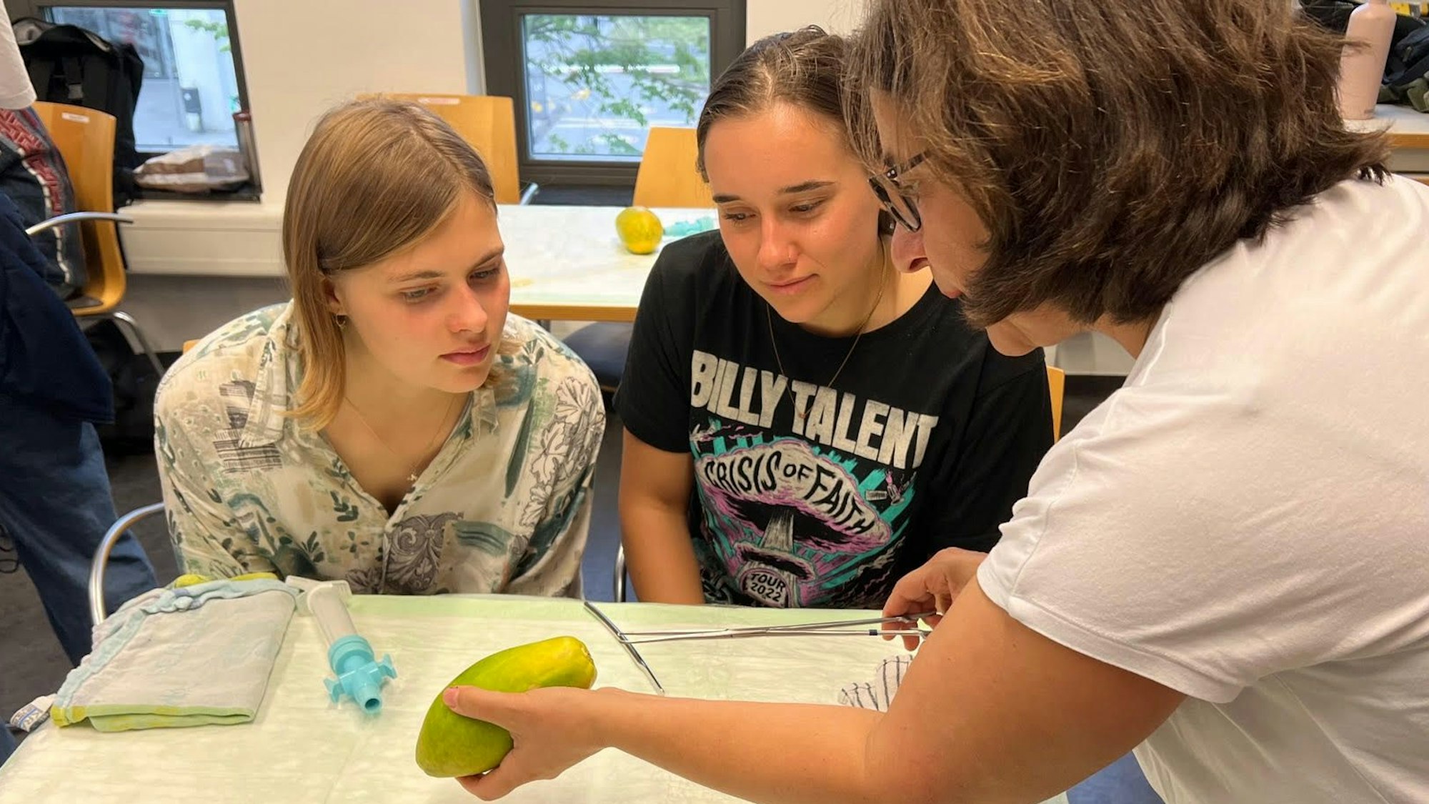 Sevinç Sünter gibt Julia und Patricia Hilfestellung.