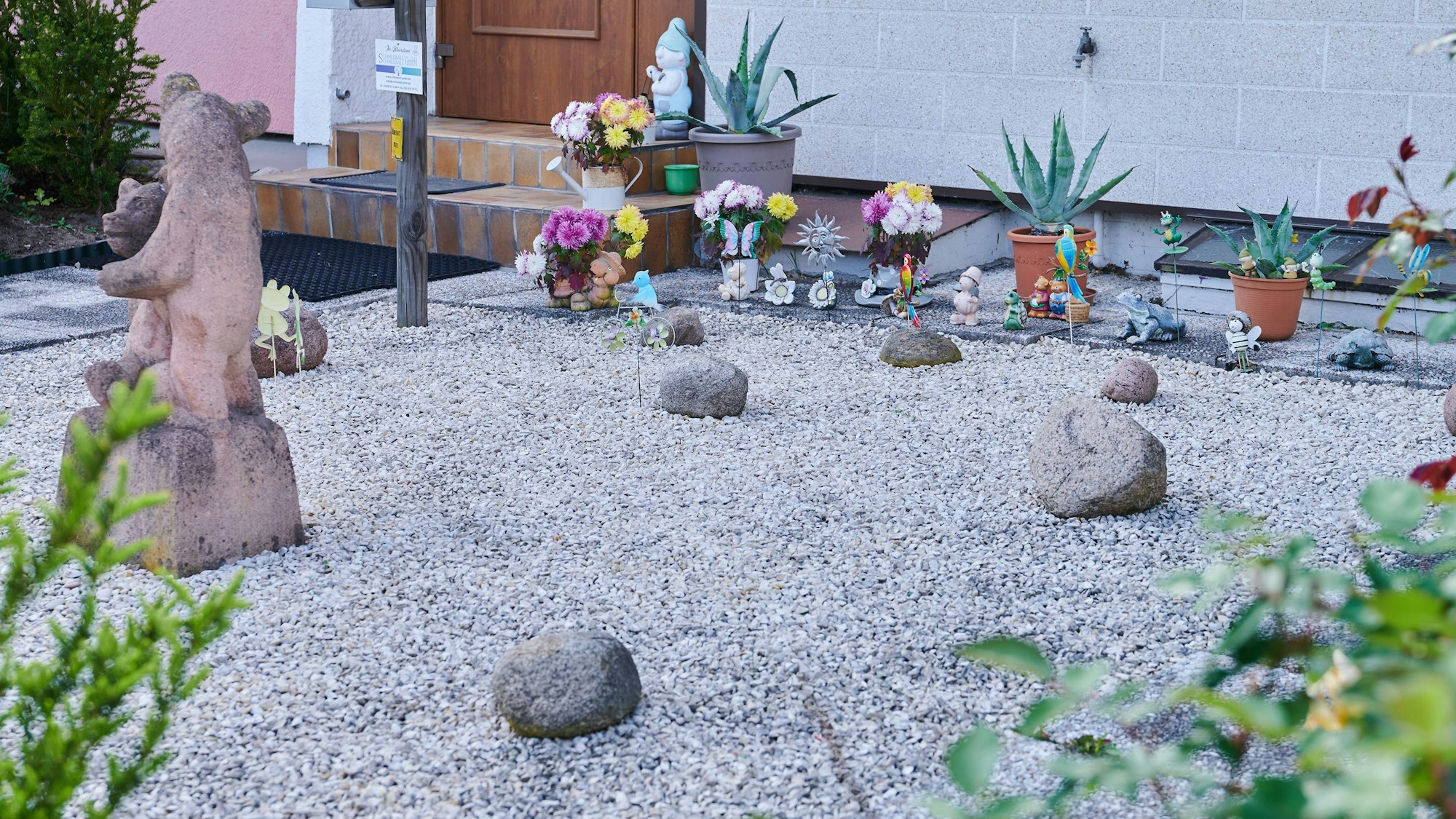 Größere und kleinere Steine liegen in einem Vorgarten.