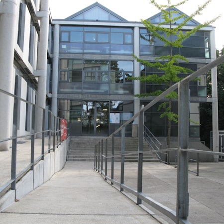 Der Haupteingang des Rathauses in Hennef mit Treppe und Rampe.