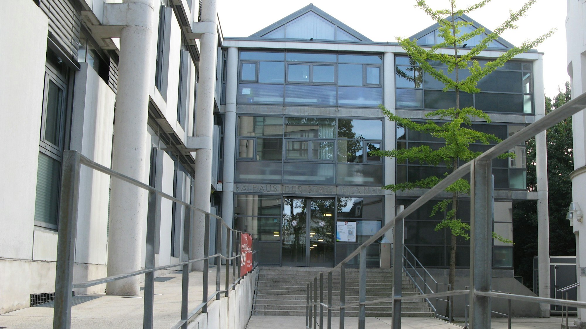 Der Haupteingang des Rathauses in Hennef mit Treppe und Rampe.