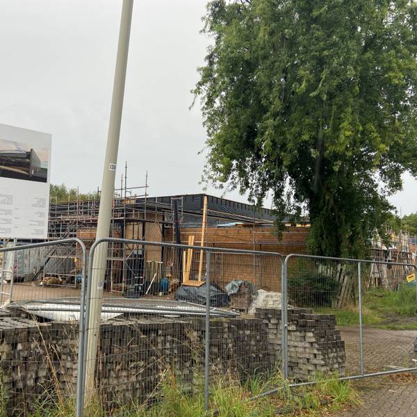 Das Bild zeigt die Baustelle zur Sanierung der Dreifachhalle des Gymnasiums Frechen