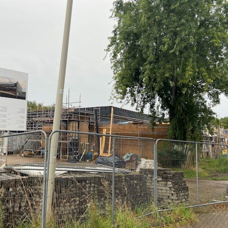 Das Bild zeigt die Baustelle zur Sanierung der Dreifachhalle des Gymnasiums Frechen