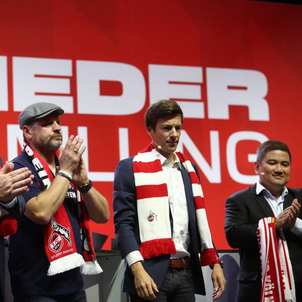 Steffen Baumgart auf der Bühne in der Lanxess-Arena während der Mitgliederversammlung des 1. FC Köln.