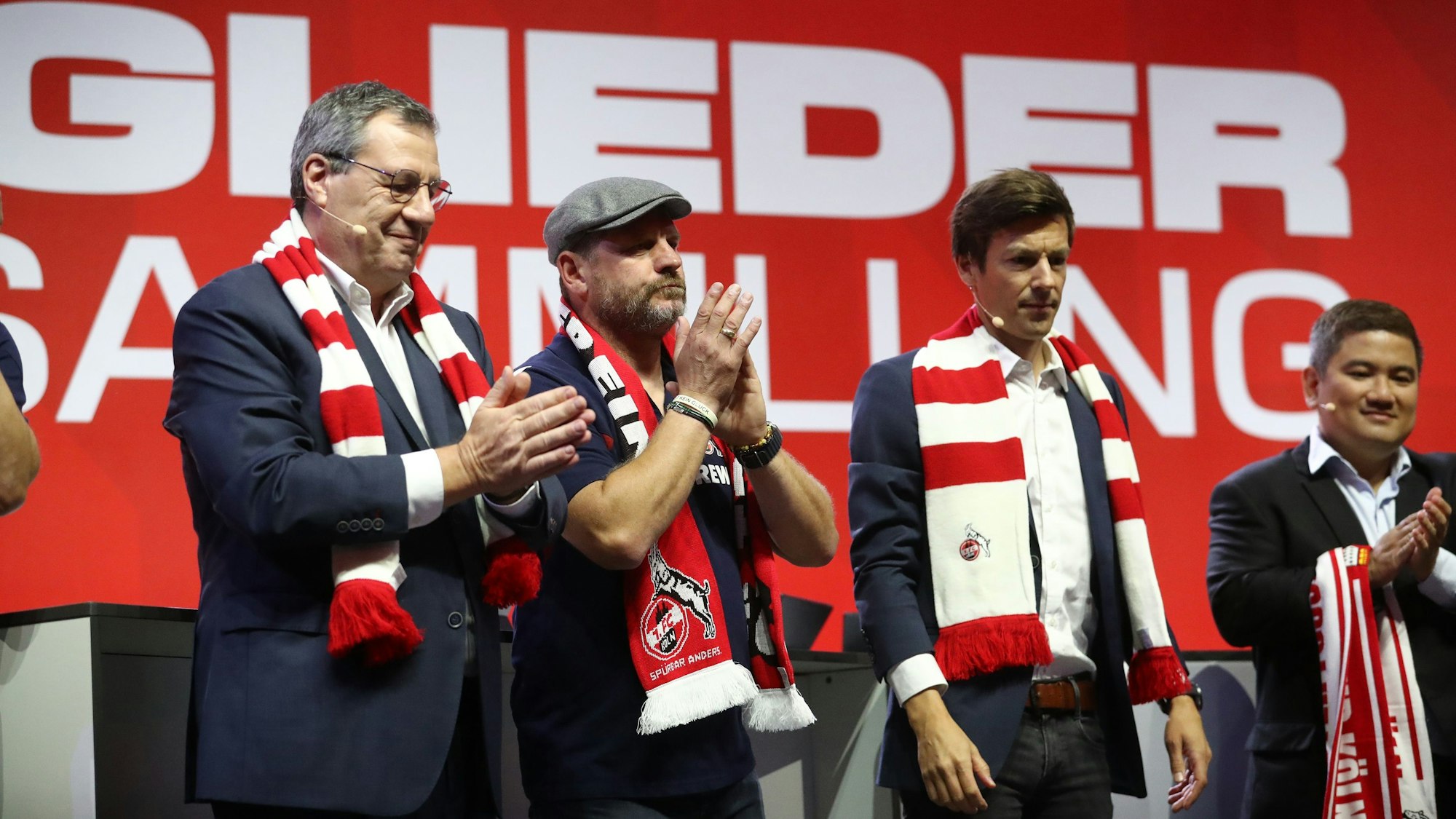 Steffen Baumgart auf der Bühne in der Lanxess-Arena während der Mitgliederversammlung des 1. FC Köln.