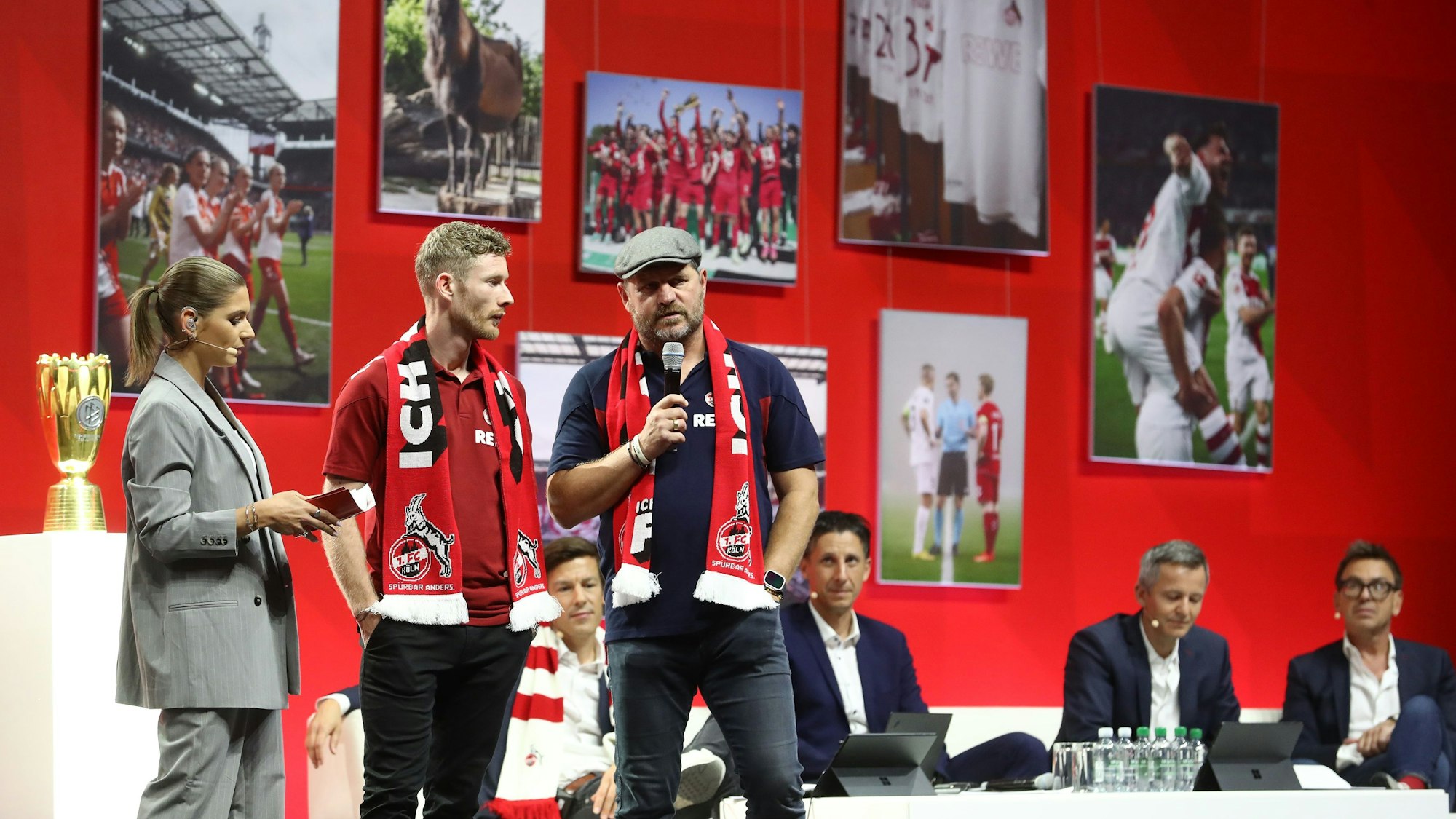 FC-Trainer Steffen Baumgart und Kapitän Florian Kainz auf der Bühne.