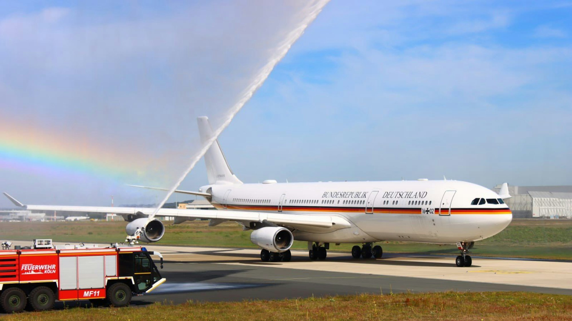 Der Regierungs-Airbus A 340 der Flugbereitschaft hat am Mittwoch-Nachmittag Köln/Bonn für immer verlassen. Zum Abschied gab es Fontänen der Flughafenfeuerwehr