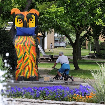 Eule mit Mundschutz am Kreisel in Leichlingen