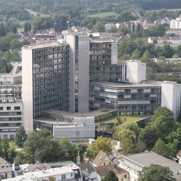 Das Bild zeigt das Hochhaus der Kreisverwaltung Rhein-Sieg vom Michaelsberg aus gesehen.