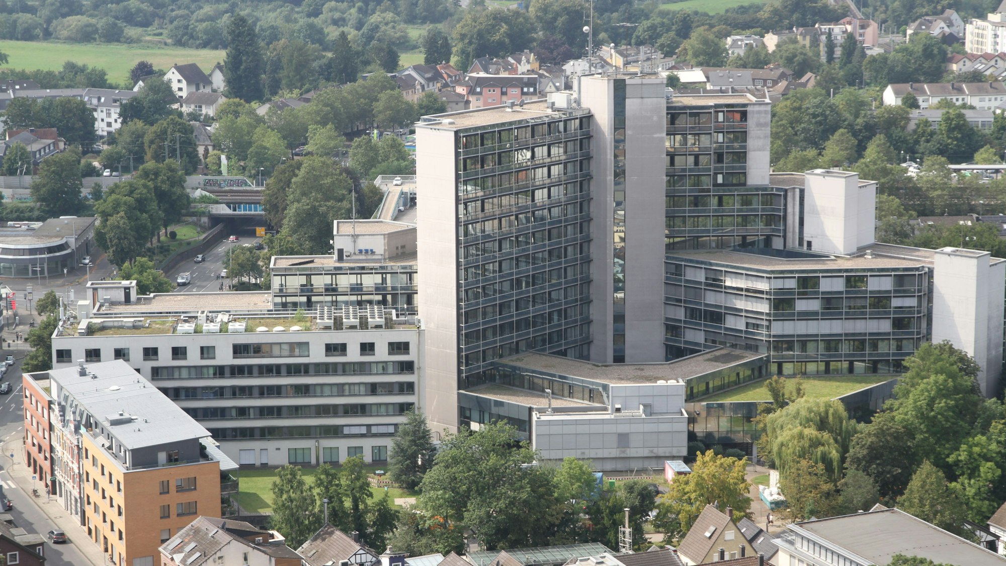 Das Kreishaus in Siegburg vom Michaelsberg aus gesehen.