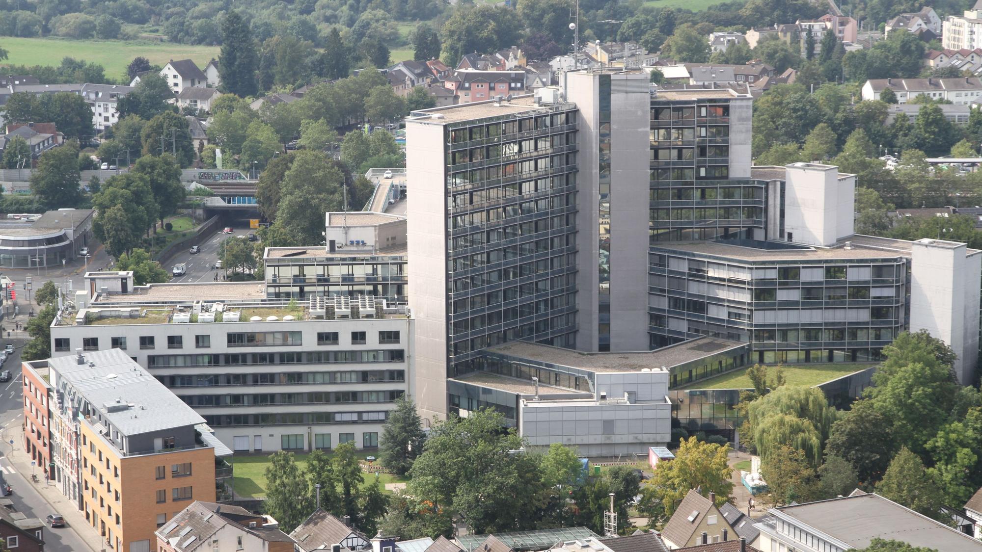 Das Bild zeigt das Hochhaus der Kreisverwaltung Rhein-Sieg vom Michaelsberg aus gesehen.