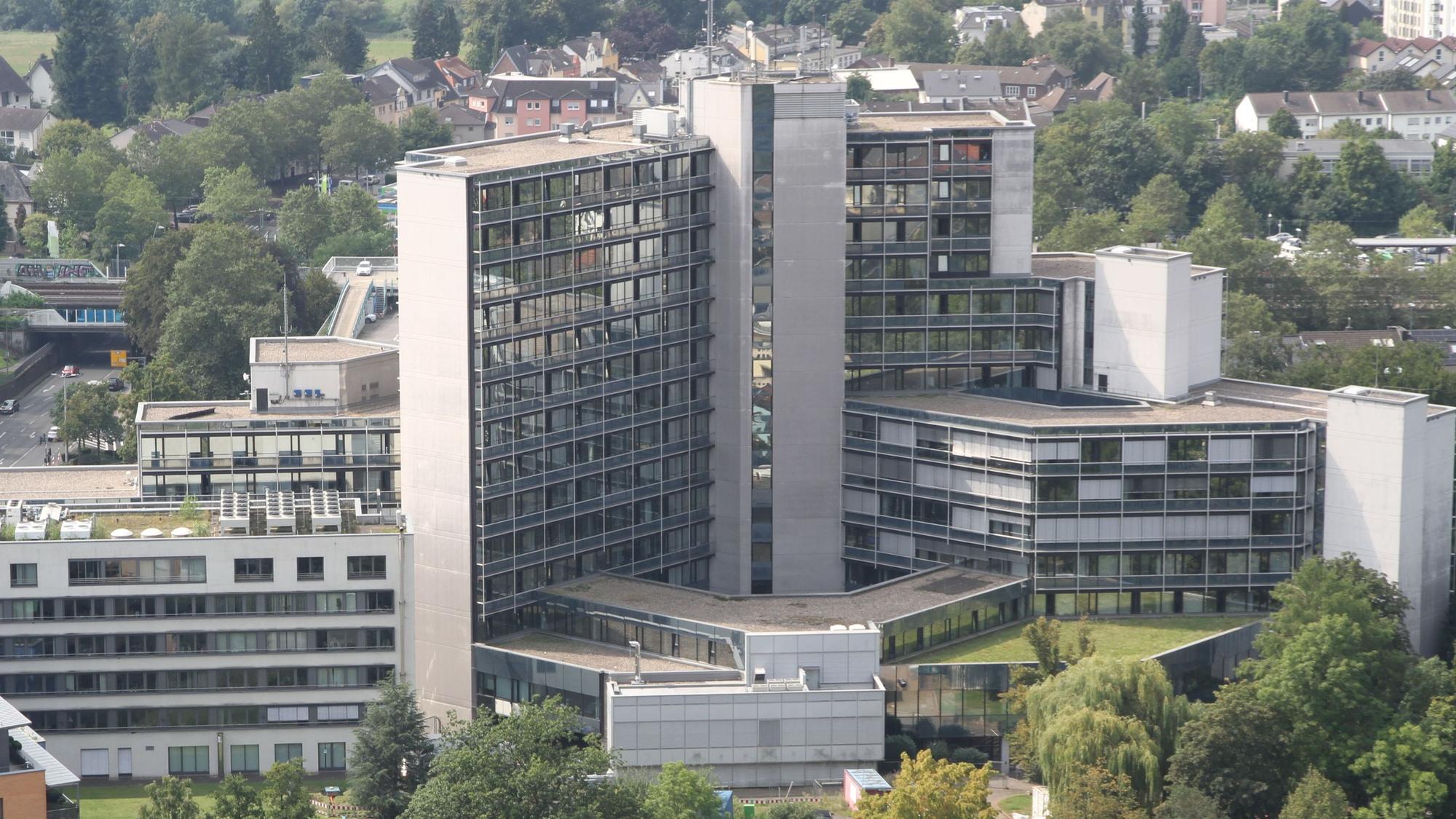Ein verglastes Verwaltungshochhaus.