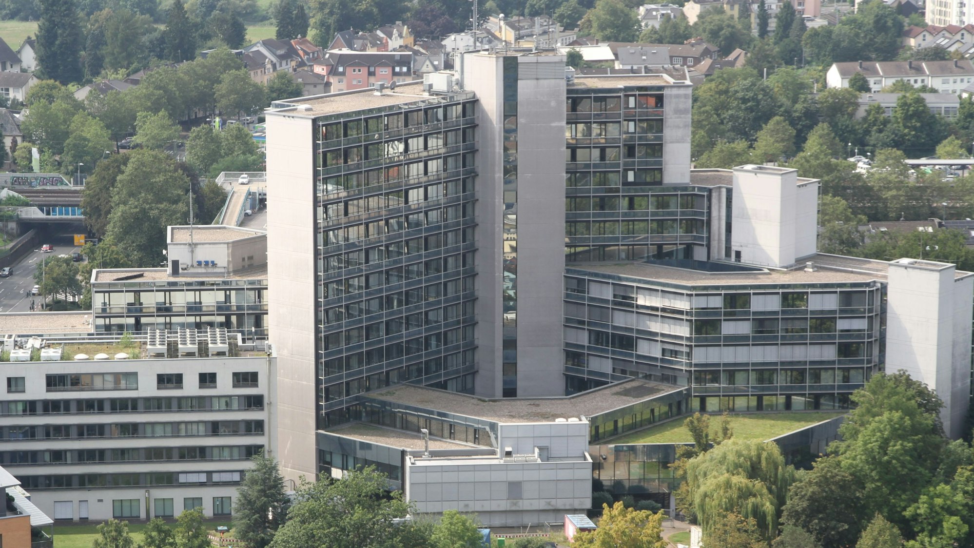 Ein verglastes Verwaltungshochhaus.