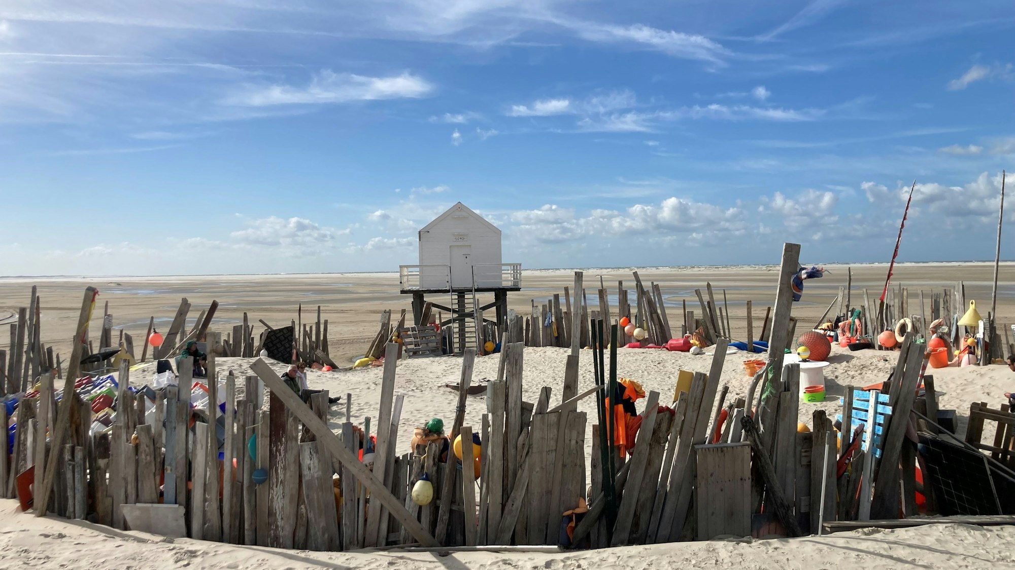 Rund um das ehemalige Rettungshäuschen auf Vlieland werden alle Kuriositäten gesammelt, die die Nordsee anspült