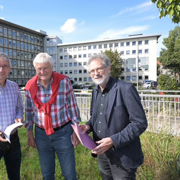 Die Stadthäuser in Bergisch Gladbach. Davor (v.l.) Thomas Klostermann, Lothar Eschbach und Mark vom Hofe vom Bergischen Geschichtsverein.