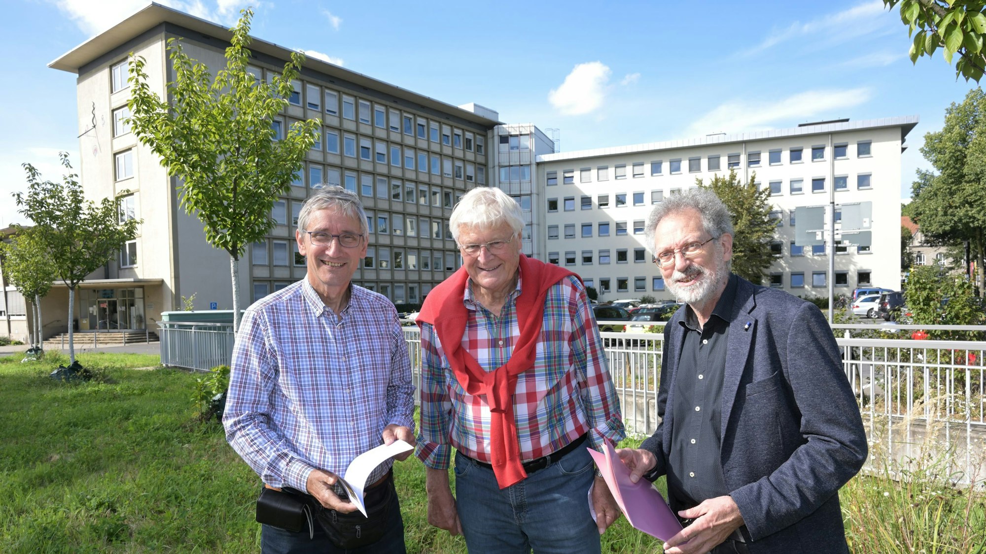 Das Stadthaus in Bergisch Gladbach. Davor stehen Thomas Klostermann, Lothar Eschbach und Mark vom Hofe vom Bergischen Geschichtsverein.