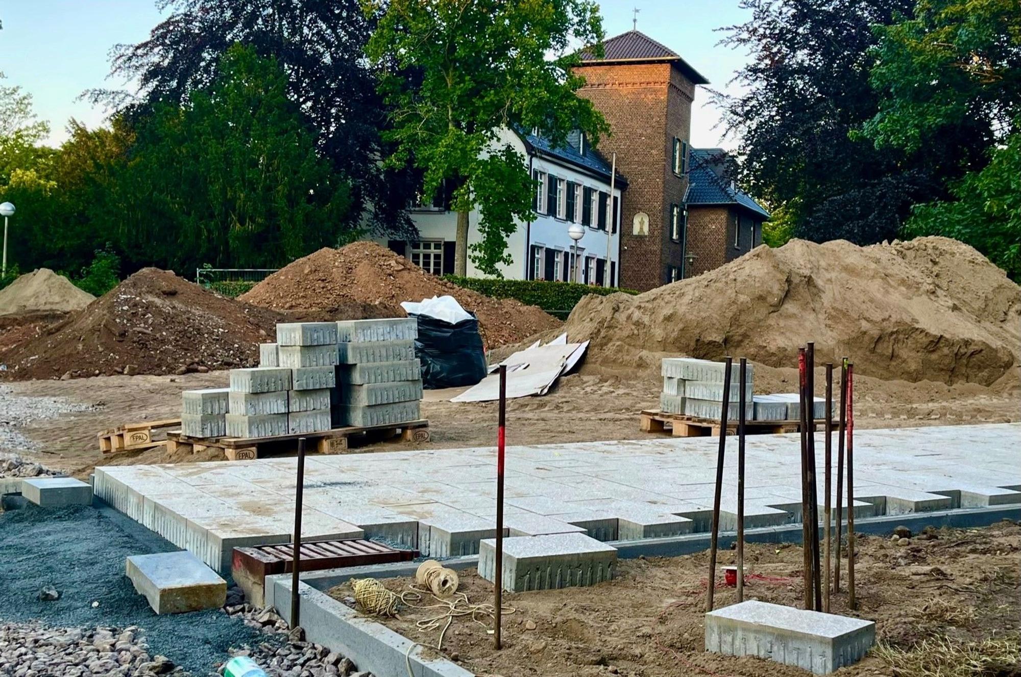 Die Aufnahme vom Juni zeigt den Carl-Schurz-Platz noch als große Baustelle.