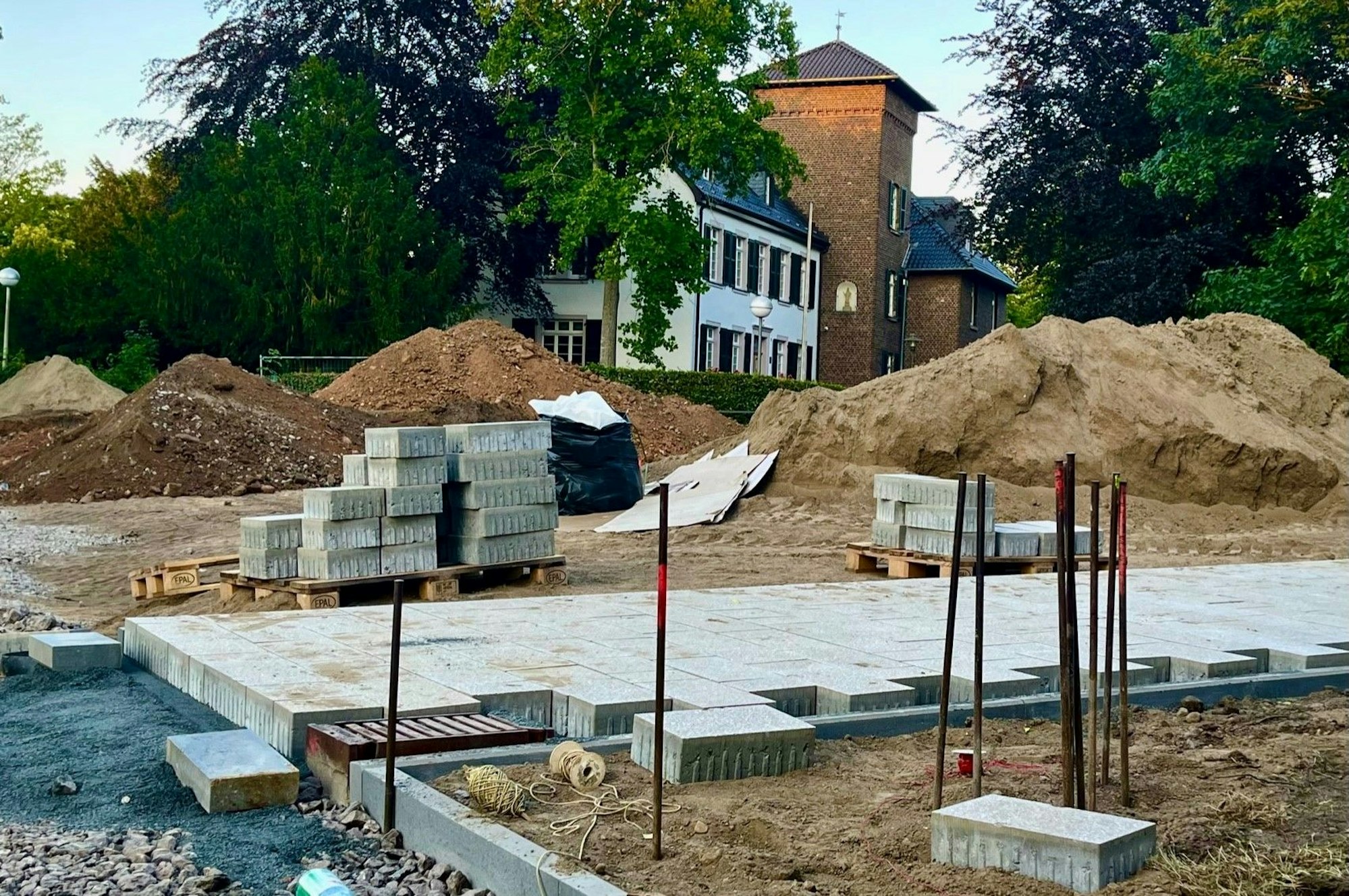 Die Aufnahme vom Juni zeigt den Carl-Schurz-Platz noch als große Baustelle.