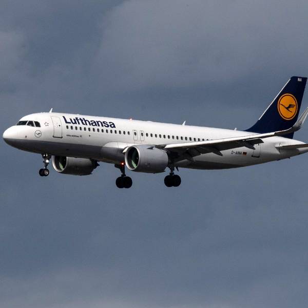 Ein Airbus A320 der deutschen Fluggesellschaft Lufthansa im Steigflug am Flughafen Frankfurt am Main. (Symbolbild)