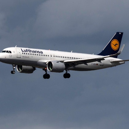 Ein Airbus A320 der deutschen Fluggesellschaft Lufthansa im Steigflug am Flughafen Frankfurt am Main. (Symbolbild)