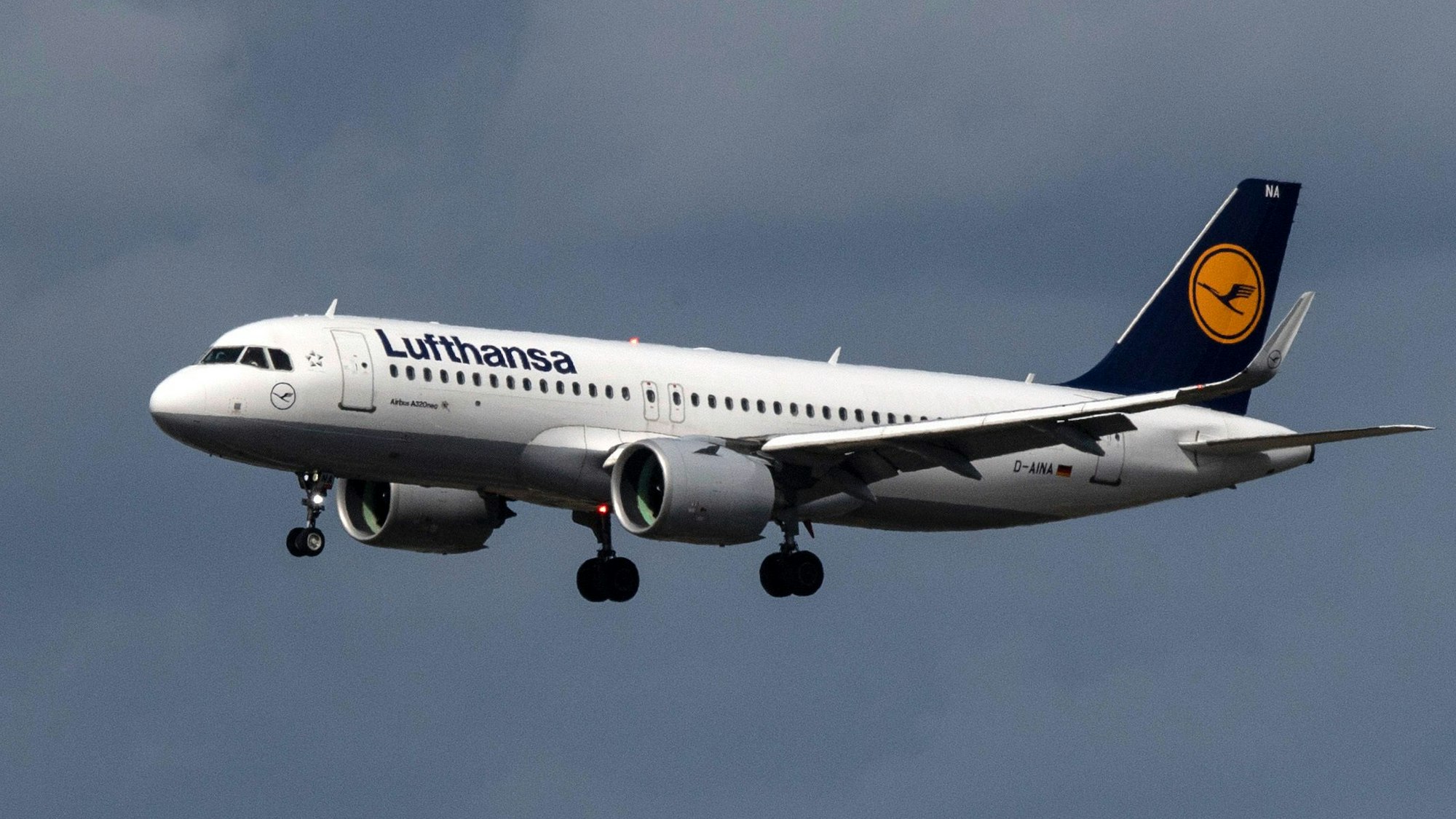 Ein Airbus A320 der deutschen Fluggesellschaft Lufthansa im Steigflug am Flughafen Frankfurt am Main. (Symbolbild)