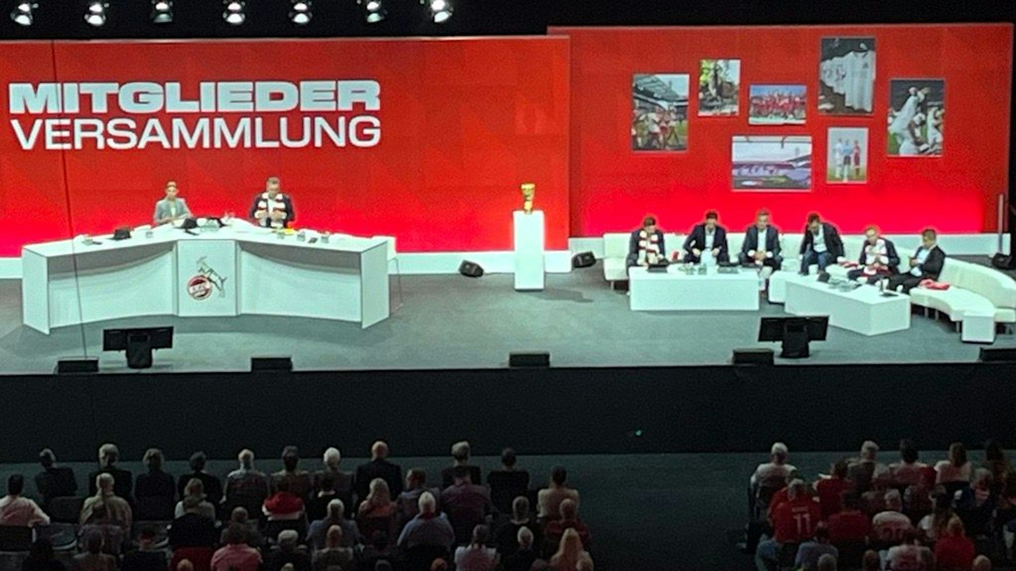 Das weiße Sofa weckt Erinnerungen an die Kult-Show „Wetten, dass...“.