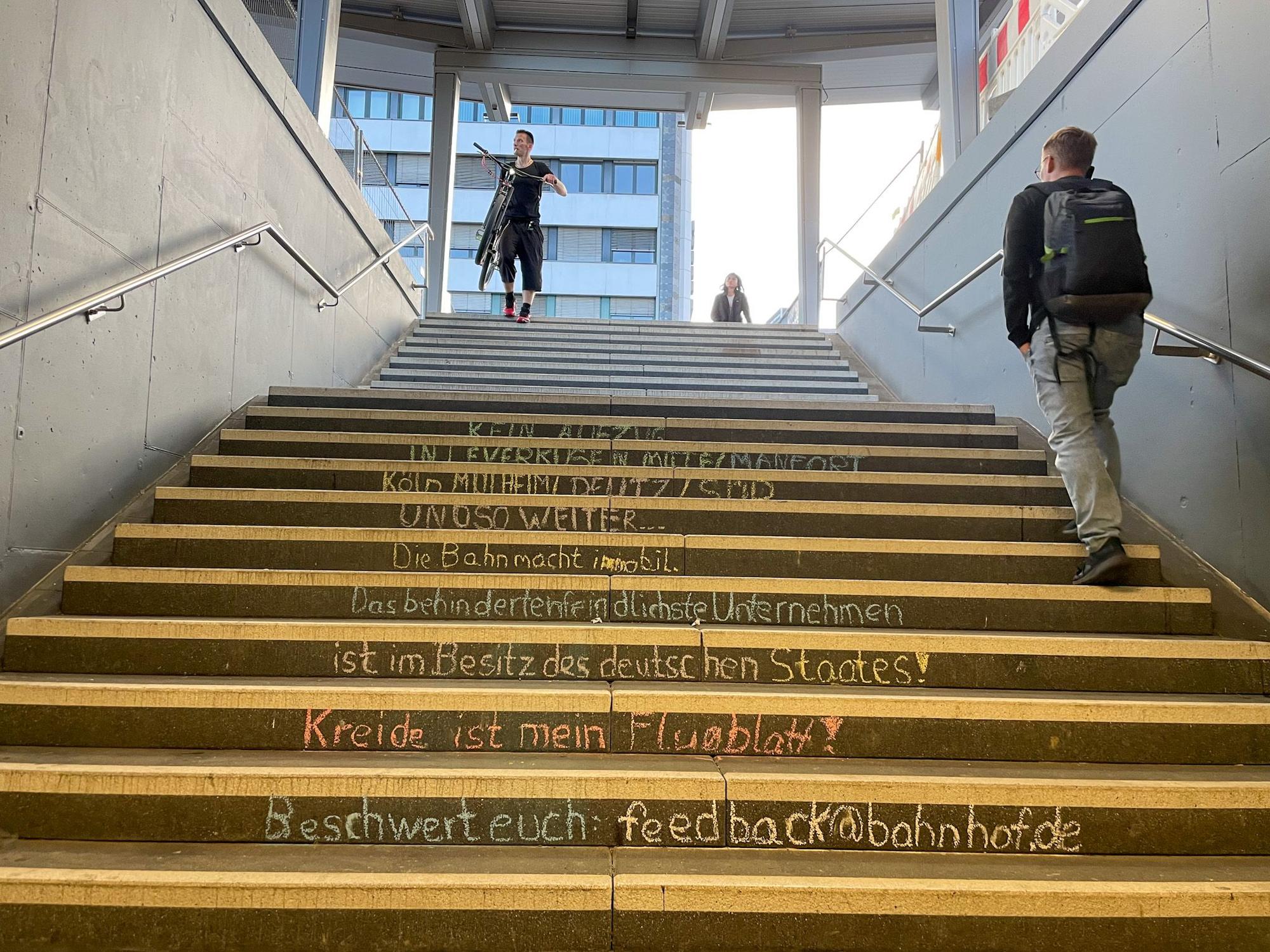 kreide-Aufschrift an den Treppen am Bahnhof Leverkusen-Mitte Foto: pinner
