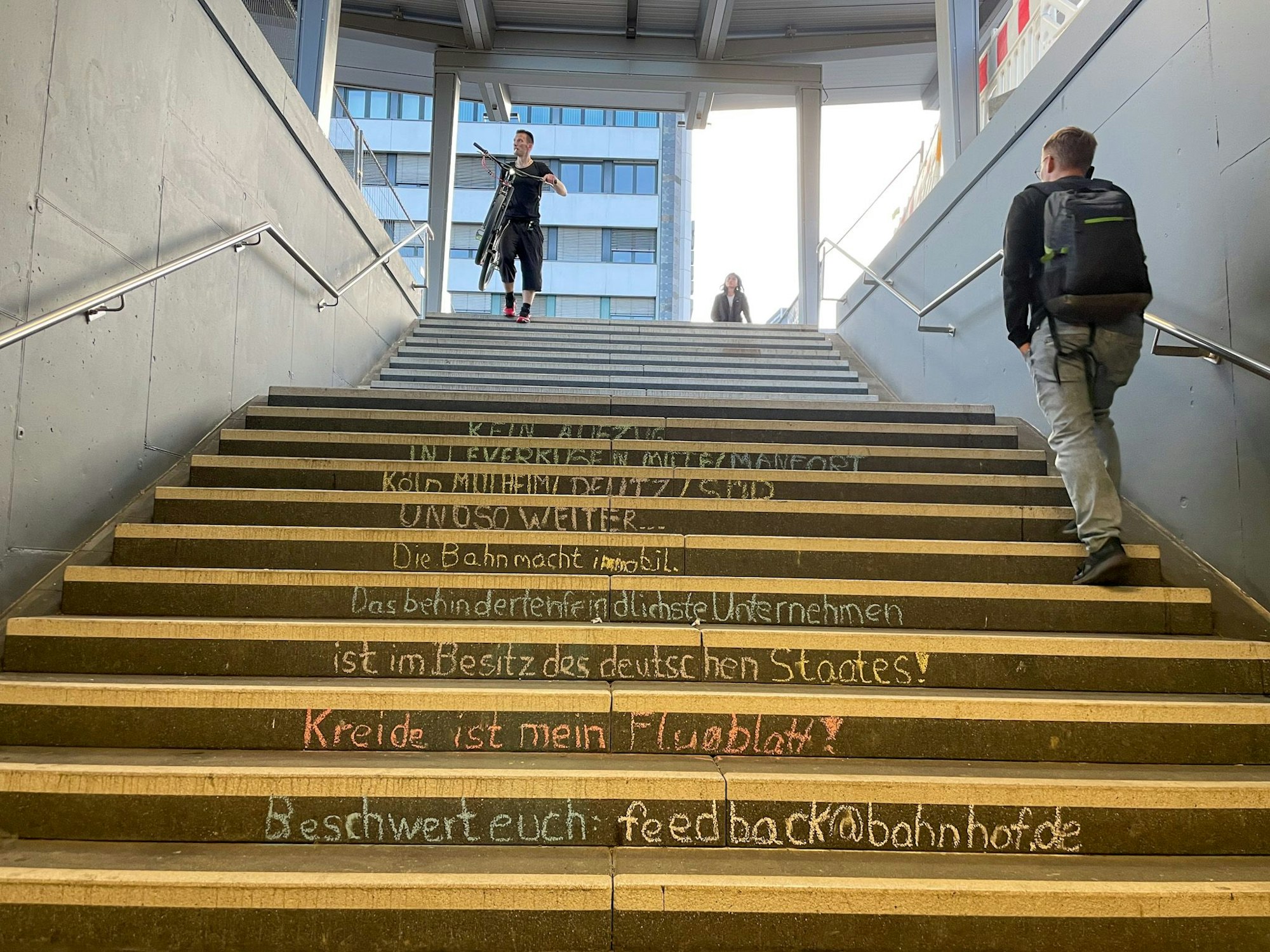 kreide-Aufschrift an den Treppen am Bahnhof Leverkusen-Mitte Foto: pinner