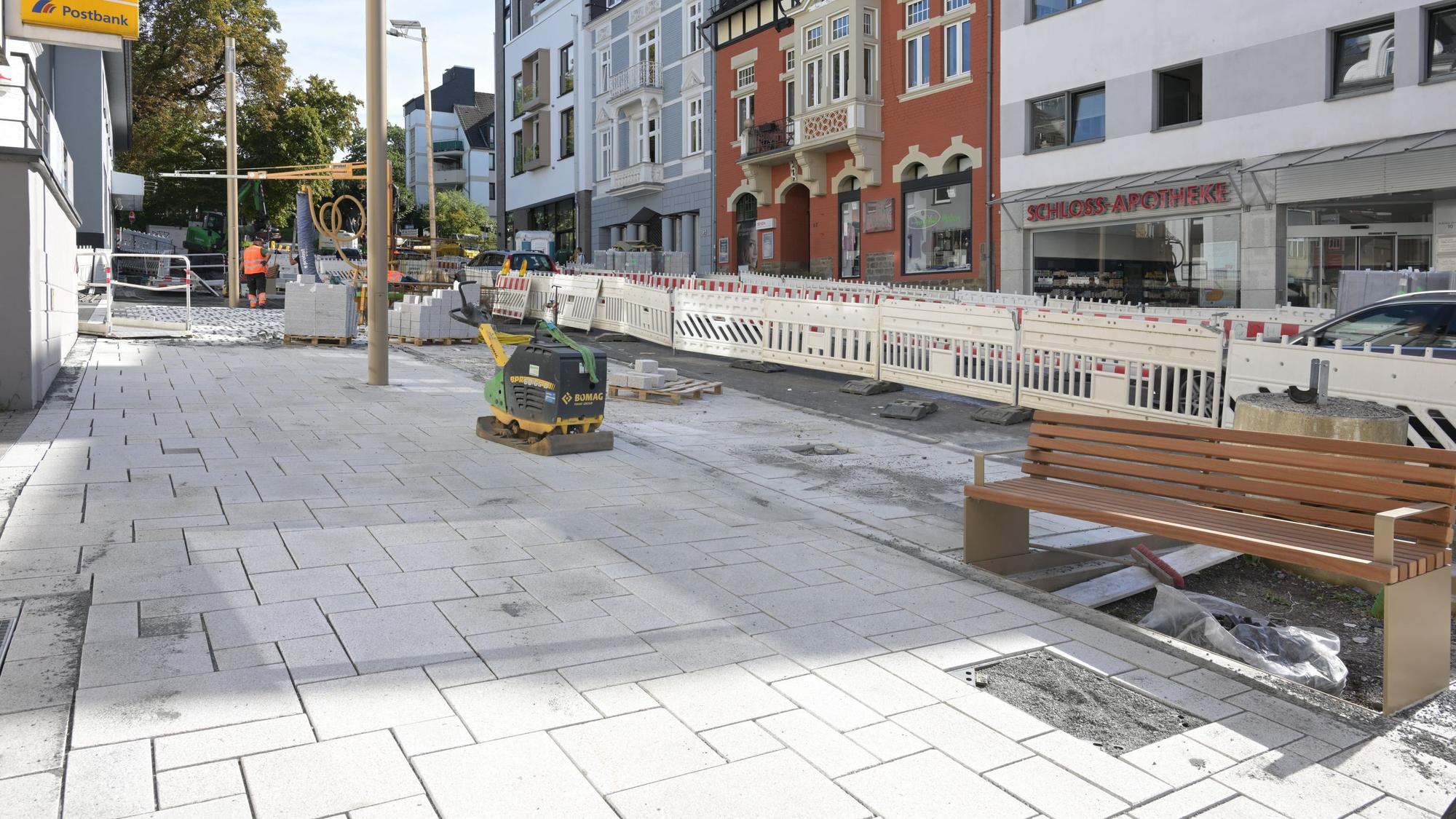 Eine Bank steht auf einer Baustelle.