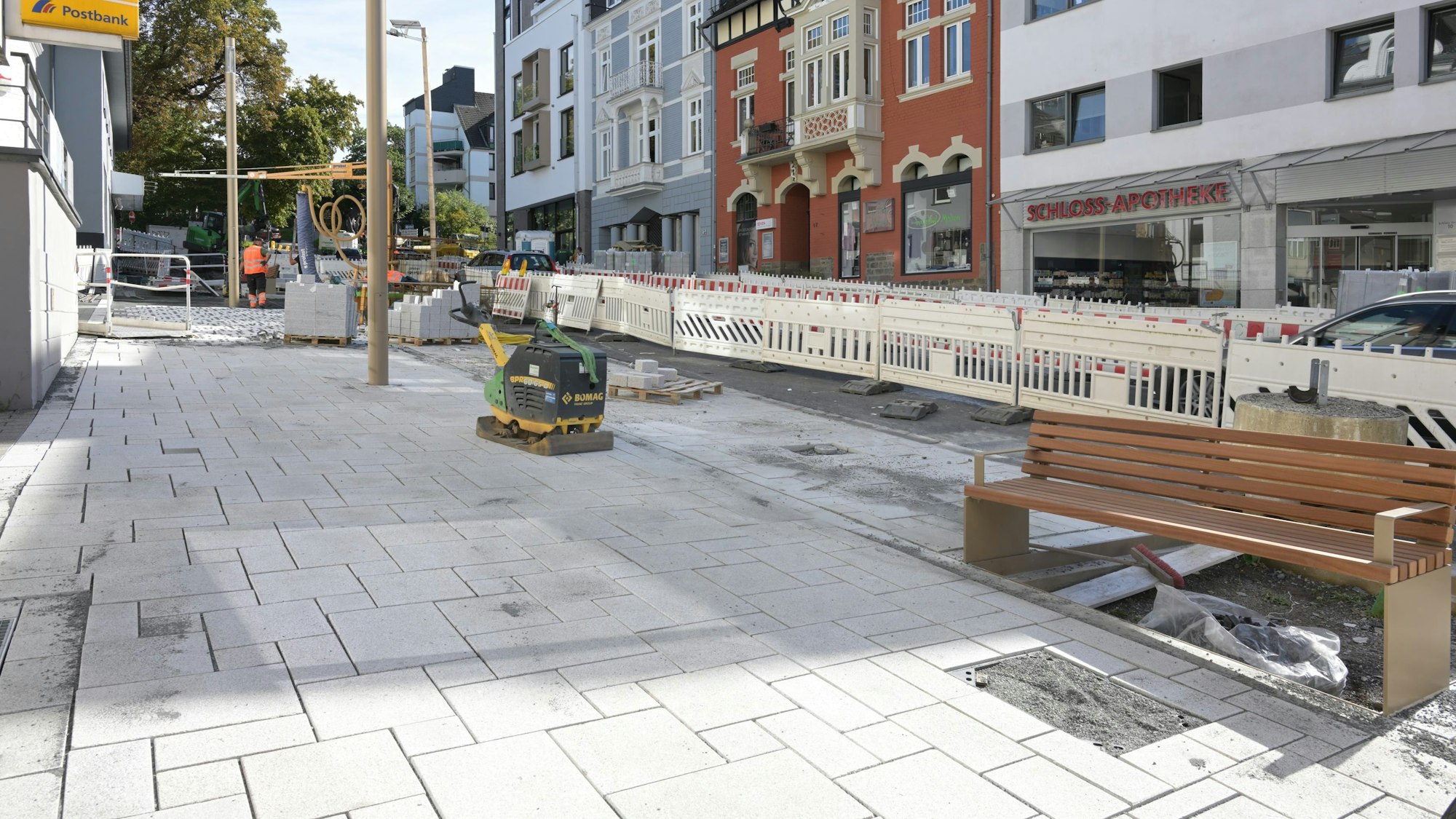 Eine Bank steht auf einer Baustelle.