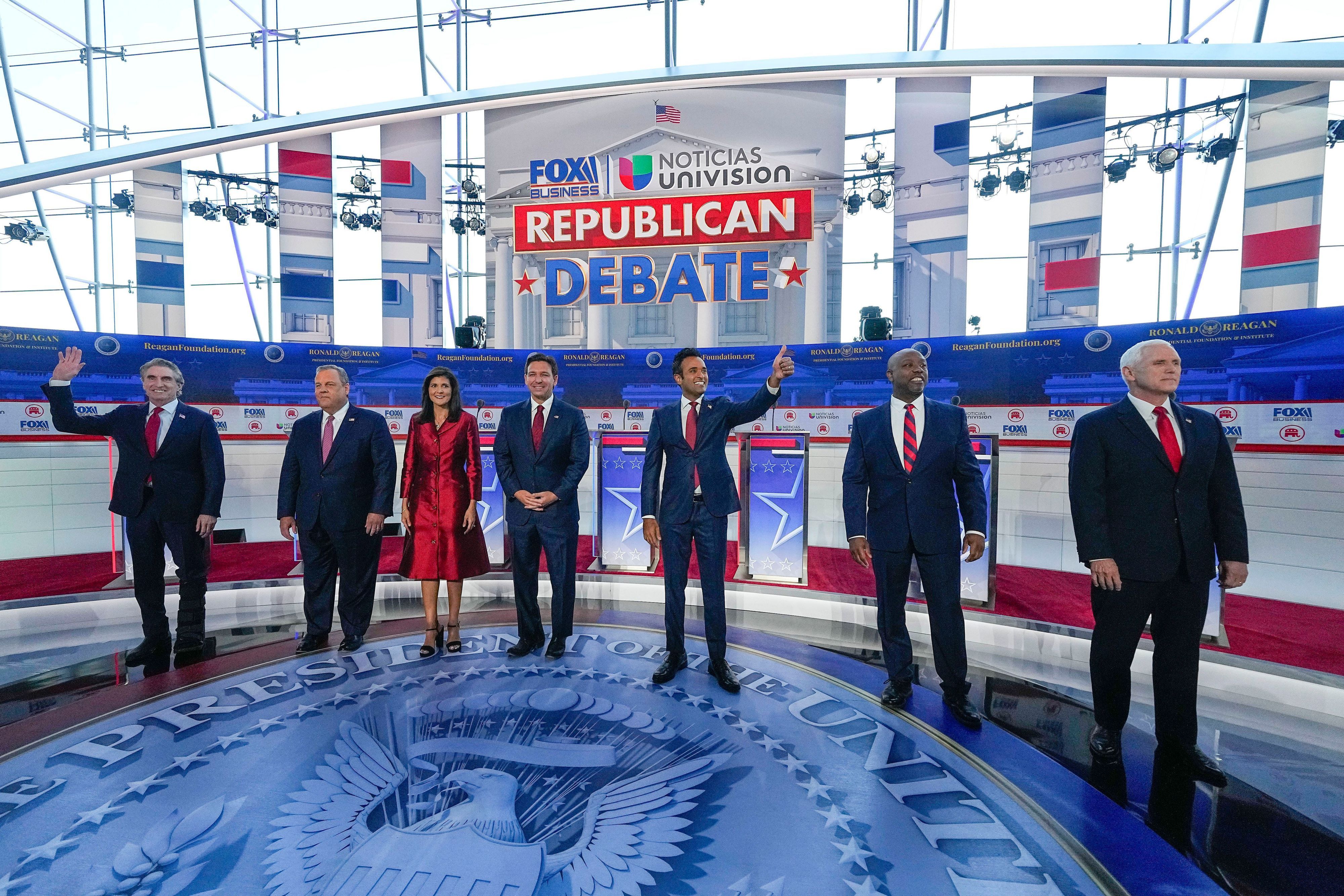 dpatopbilder - 27.09.2023, USA, Simi Valley: Die republikanischen Präsidentschafts-Anwärter Doug Burgum (l-r), Chris Christie, Nikki Haley, Ron DeSantis, Vivek Ramaswamy, Tim Scott und Mike Pence stehen vor dem Beginn einer republikanischen TV-Debatte, die von FOX Business Network und Univision veranstaltet wird, zusammen. Foto: Mark Terrill/AP/dpa +++ dpa-Bildfunk +++
