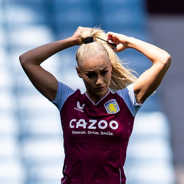 Die Schweizer Nationalspielerin Alisha Lehmann bereitet sich auf einen Einsatz für das Team von Aston Villa vor.