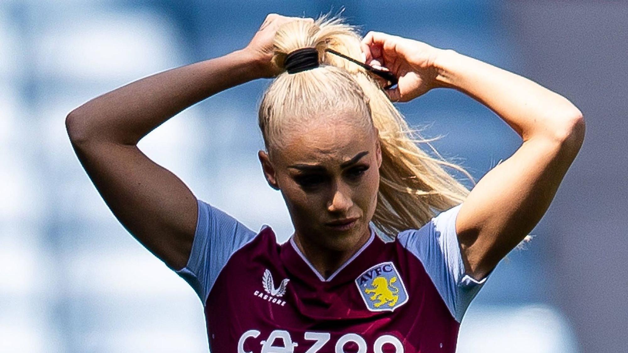 Die Schweizer Nationalspielerin Alisha Lehmann bereitet sich auf einen Einsatz für das Team von Aston Villa vor.