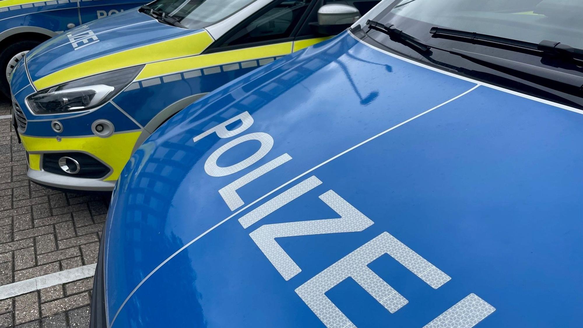 Mehrere Polizeiwagen stehen vor der Dienstbehörde in Euskirchen (Symbolfoto).