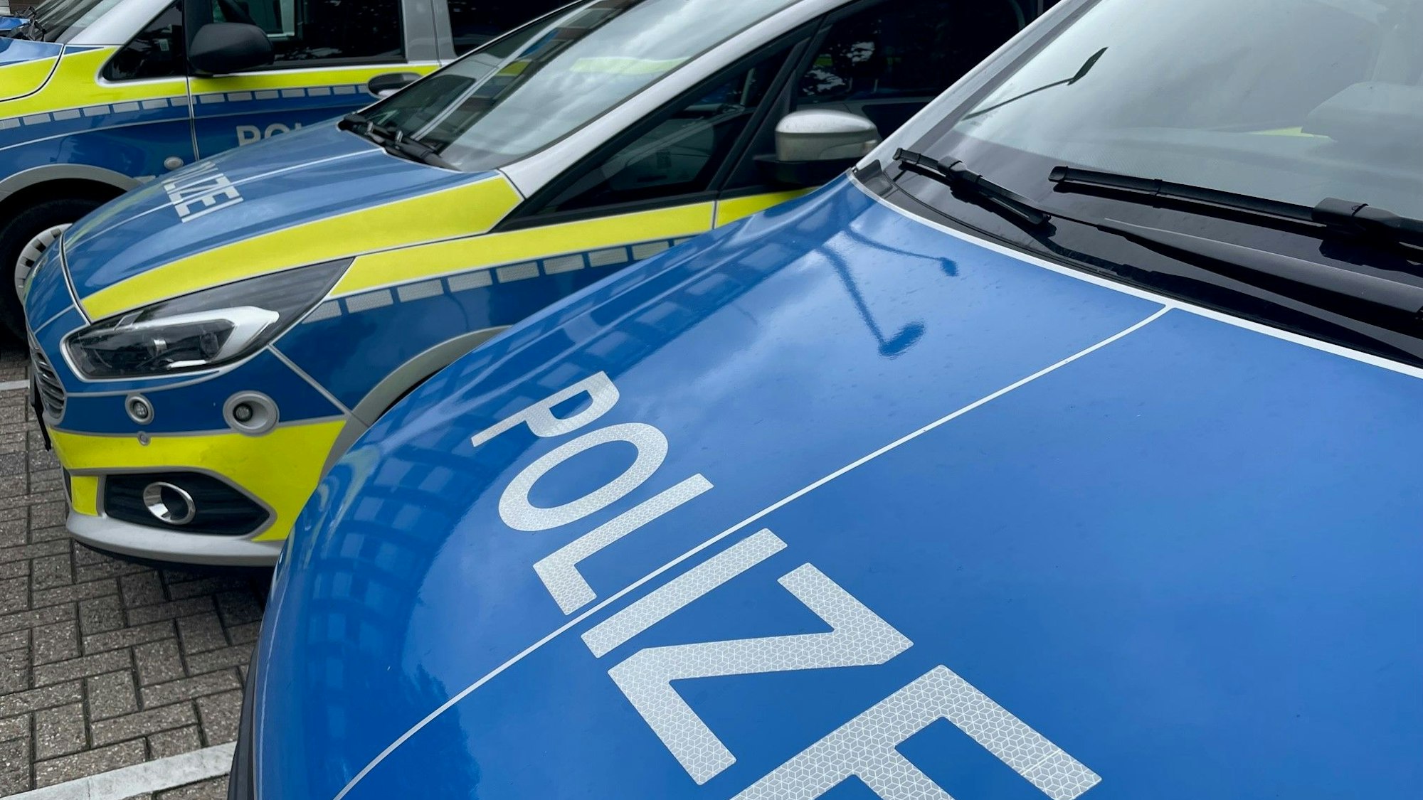 Mehrere Polizeiwagen stehen vor der Dienstbehörde in Euskirchen.