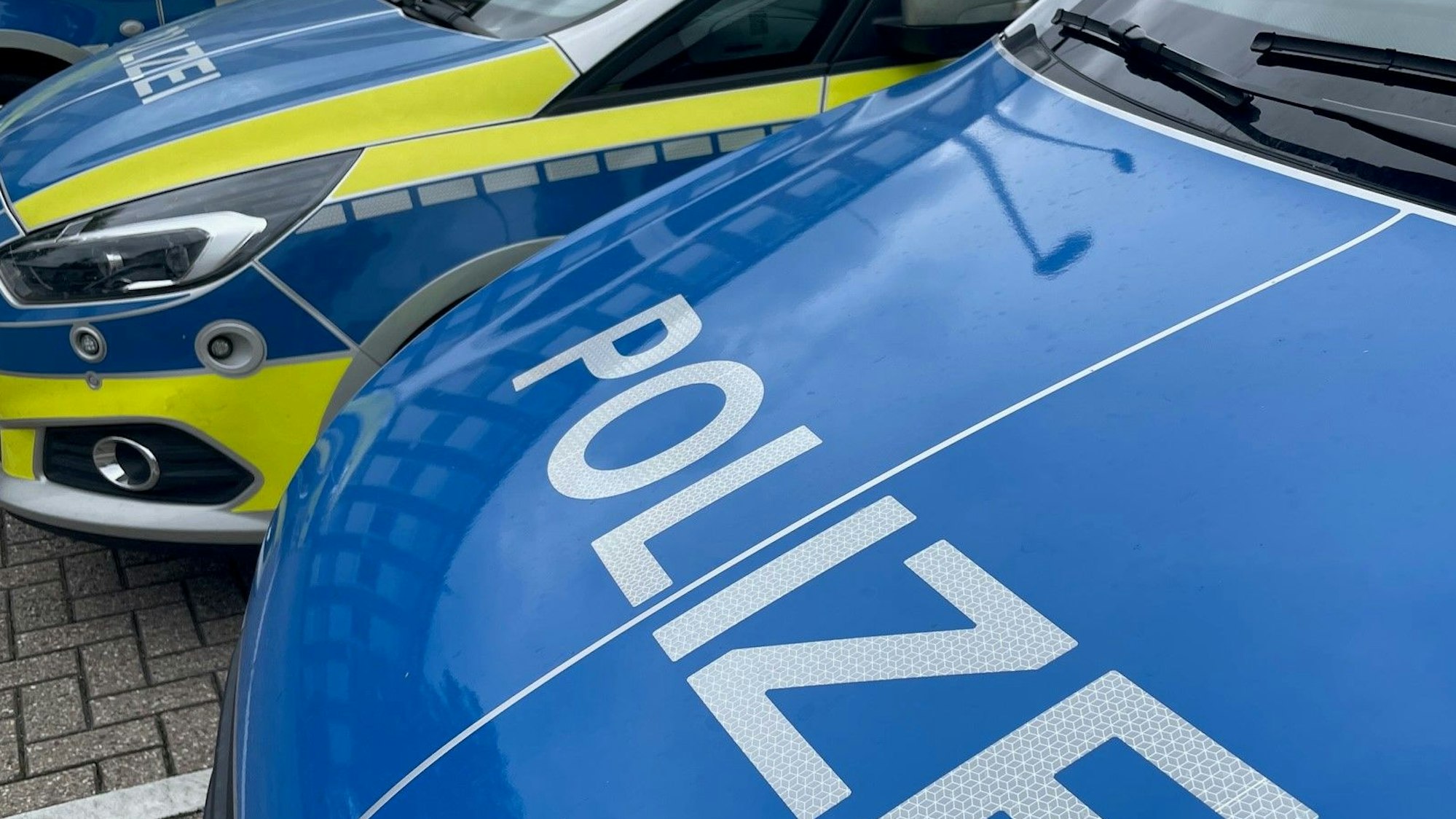 Symbolbild: Mehrere Polizeiwagen stehen vor der Dienstbehörde in Euskirchen.