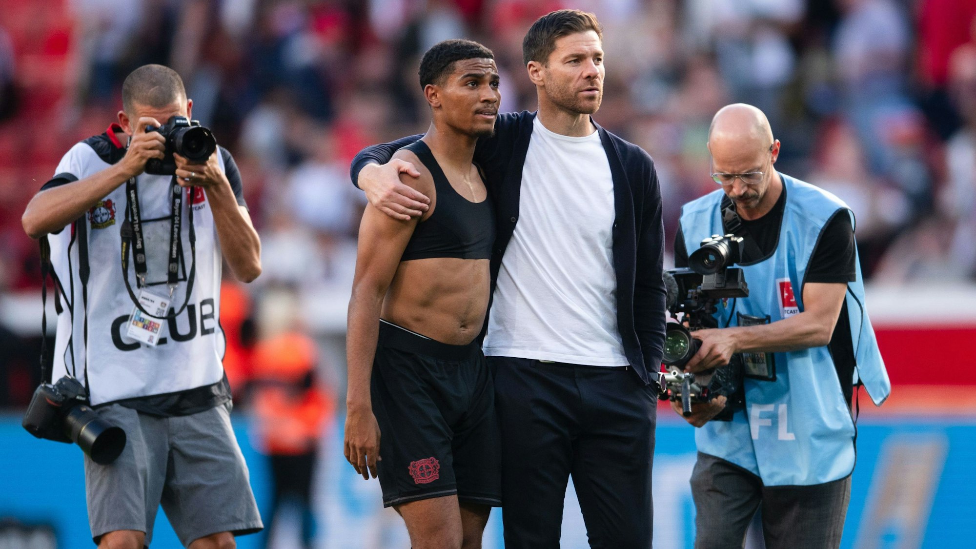 Leverkusens Trainer Xabi Alonso (r) nimmt nach der Partie gegen Heidenheim Amine Adli in den Arm.