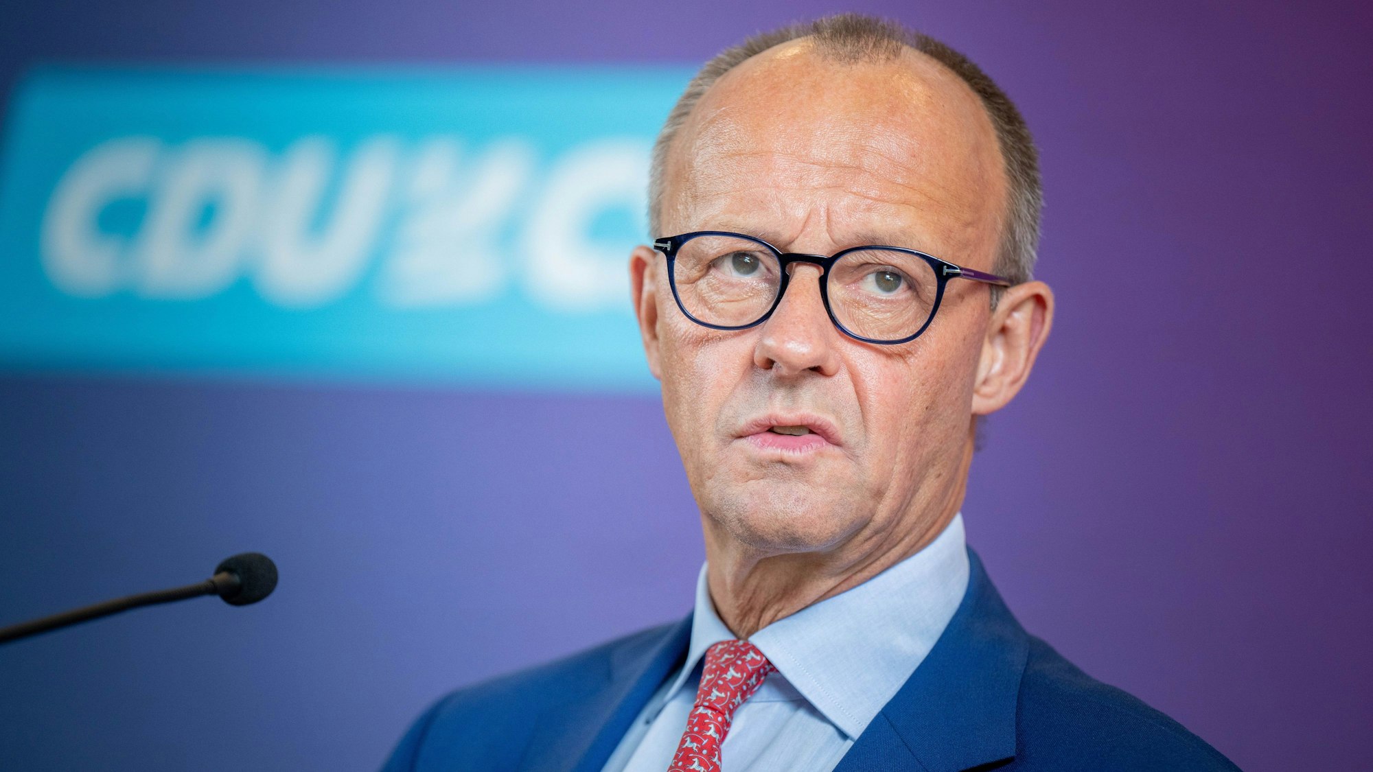 26.09.2023, Berlin: Friedrich Merz, CDU Bundesvorsitzender und Fraktionsvorsitzender der CDUCSU Fraktion, spricht vor Beginn der Fraktionssitzung im Bundestag. Foto: Michael Kappeler/dpa +++ dpa-Bildfunk +++