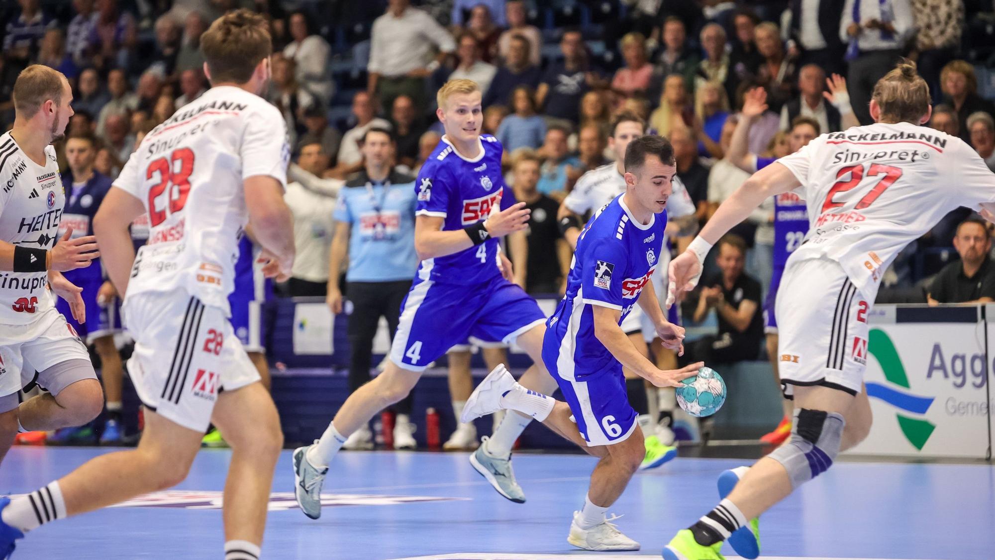 Handballer Milos Vujovic im Angriff.