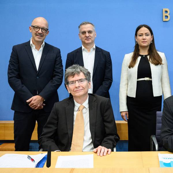 28.09.2023, Berlin: Axel Lindner, (vorne links) Leibniz-Institut für Wirtschaftsforschung Halle (IWH), und Oliver Holtemöller (vorne rechts), Leibniz-Institut für Wirtschaftsforschung Halle (IWH), stellen zusammen mit (hintere Reihe, l-r) Timo Wollmershäuser, ifo Institut · Leibniz-Institut für Wirtschaftsforschung an der Universität München, Torsten Schmidt, RWI Essen · Leibniz-Institut für Wirtschaftsforschung, Geraldine Dany-Knedlik, Deutsches Institut für Wirtschaftsforschung (DIW Berlin), und Stefan Kooths, Institut für Weltwirtschaft Kiel (IfW Kiel), die Gemeinschaftsdiagnose Herbst 2023 von führenden Wirtschaftsforschungsinstituten in der Bundespressekonferenz vor. Das Bruttoinlandsprodukt stagnierte im zweiten Quartal, Unternehmen klagen über im internationalen Vergleich hohe Energiepreise, zudem belastet eine lahmende Weltwirtschaft Exportunternehmen. Foto: Bernd von Jutrczenka/dpa +++ dpa-Bildfunk +++